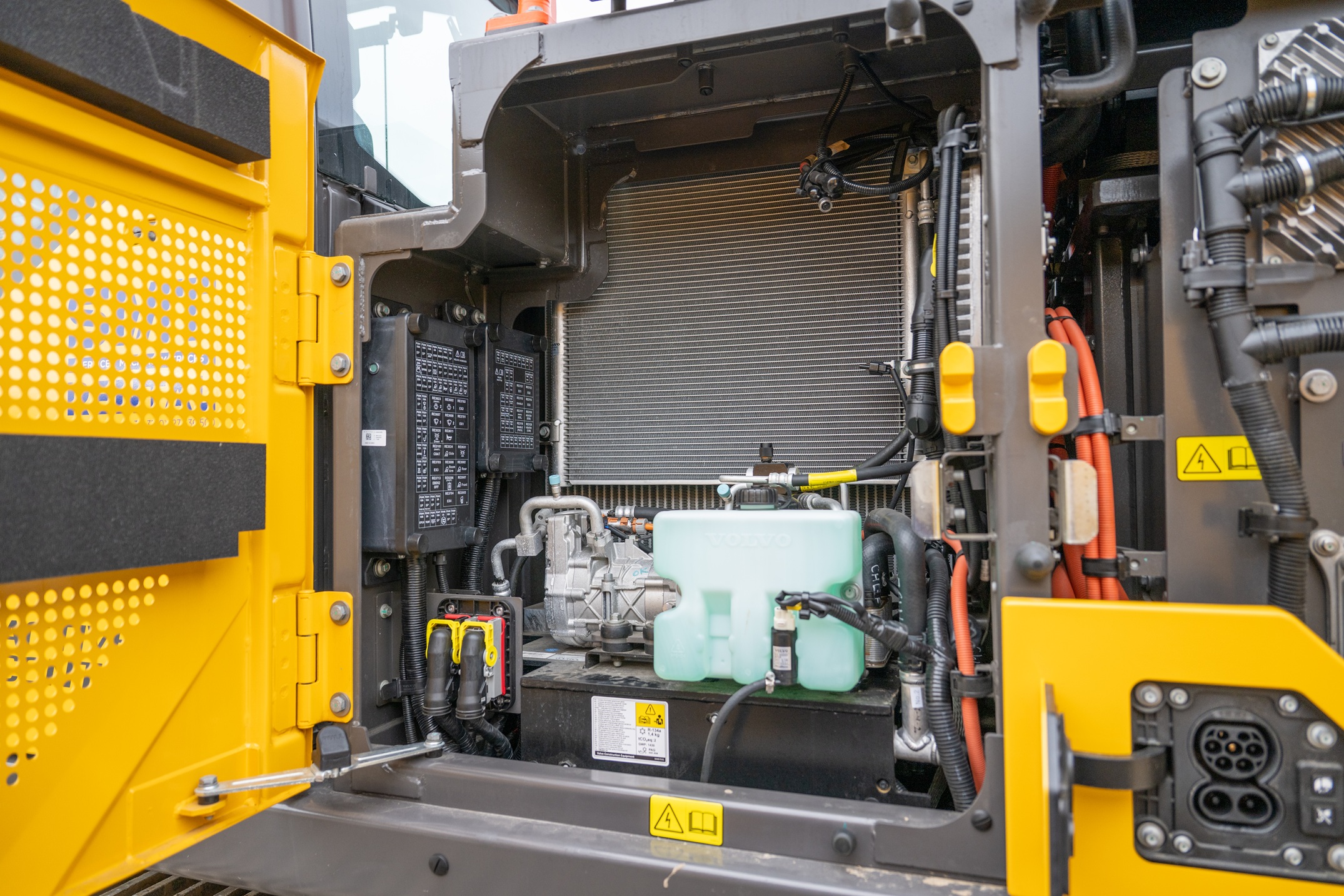 Alle te inspecteren onderdelen zijn goed zichtbaar en overzichtelijk gerangschikt. Een oranje kleur waarschuwt voor hoogspanning.