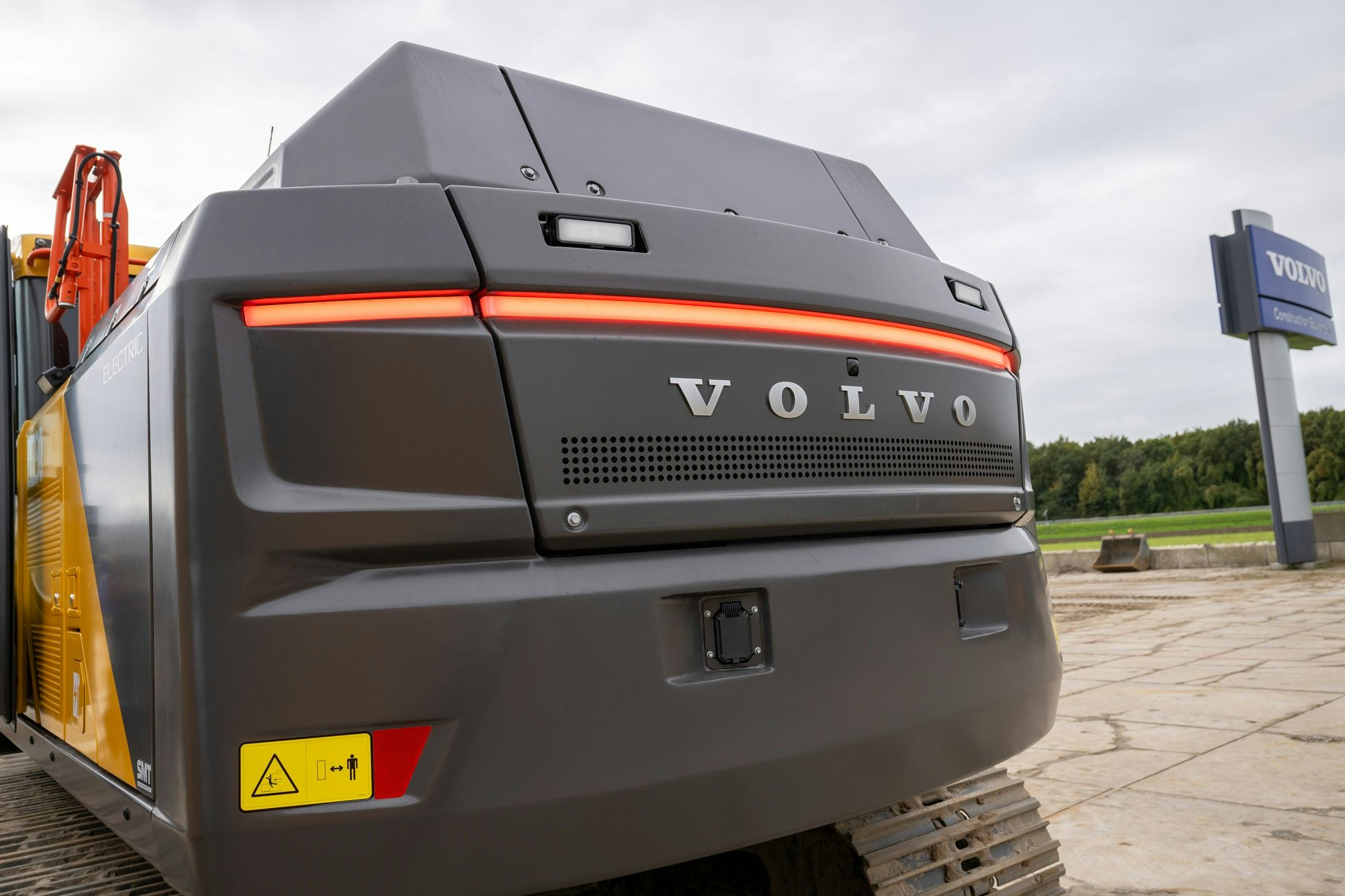 Sensoren voor detectie van mensen en objecten zijn geïntegreerd in onder meer de achterzijde.