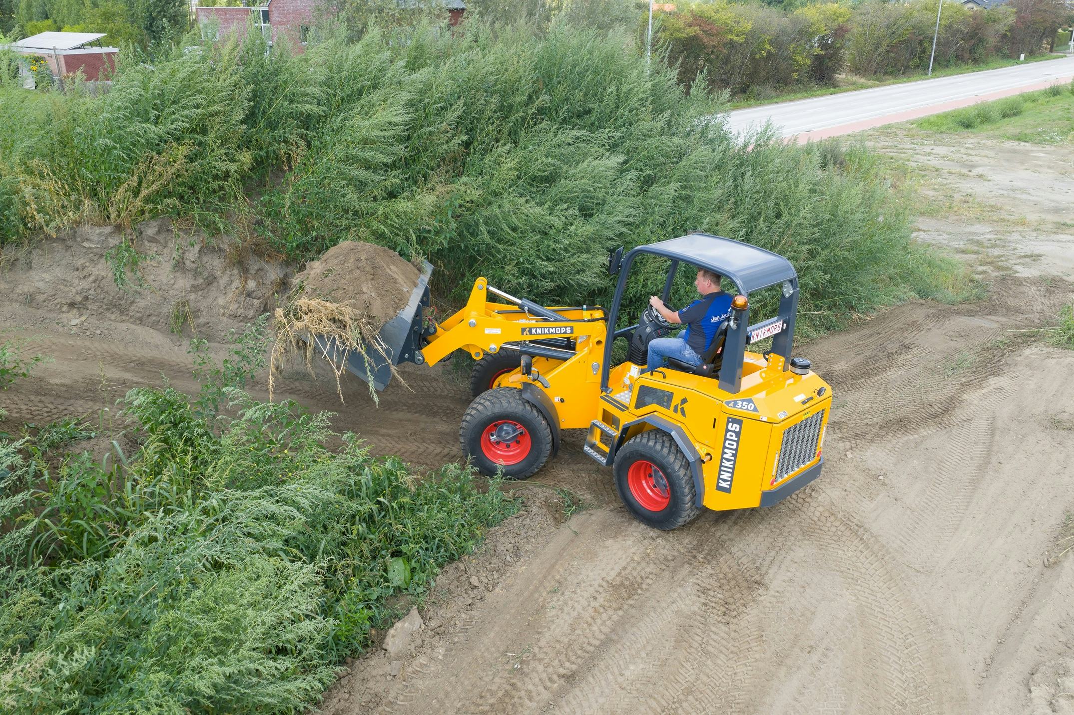 De bak vol scheppen gaat moeiteloos.