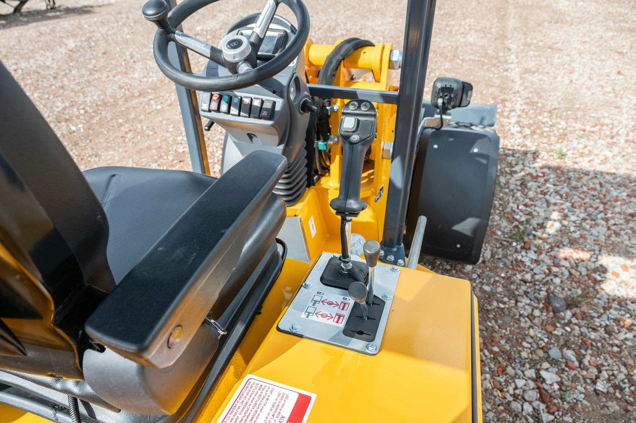 Vanwege het verwachte intensieve gebruik, is de cabine ingericht op comfort en bedieningsgemak.