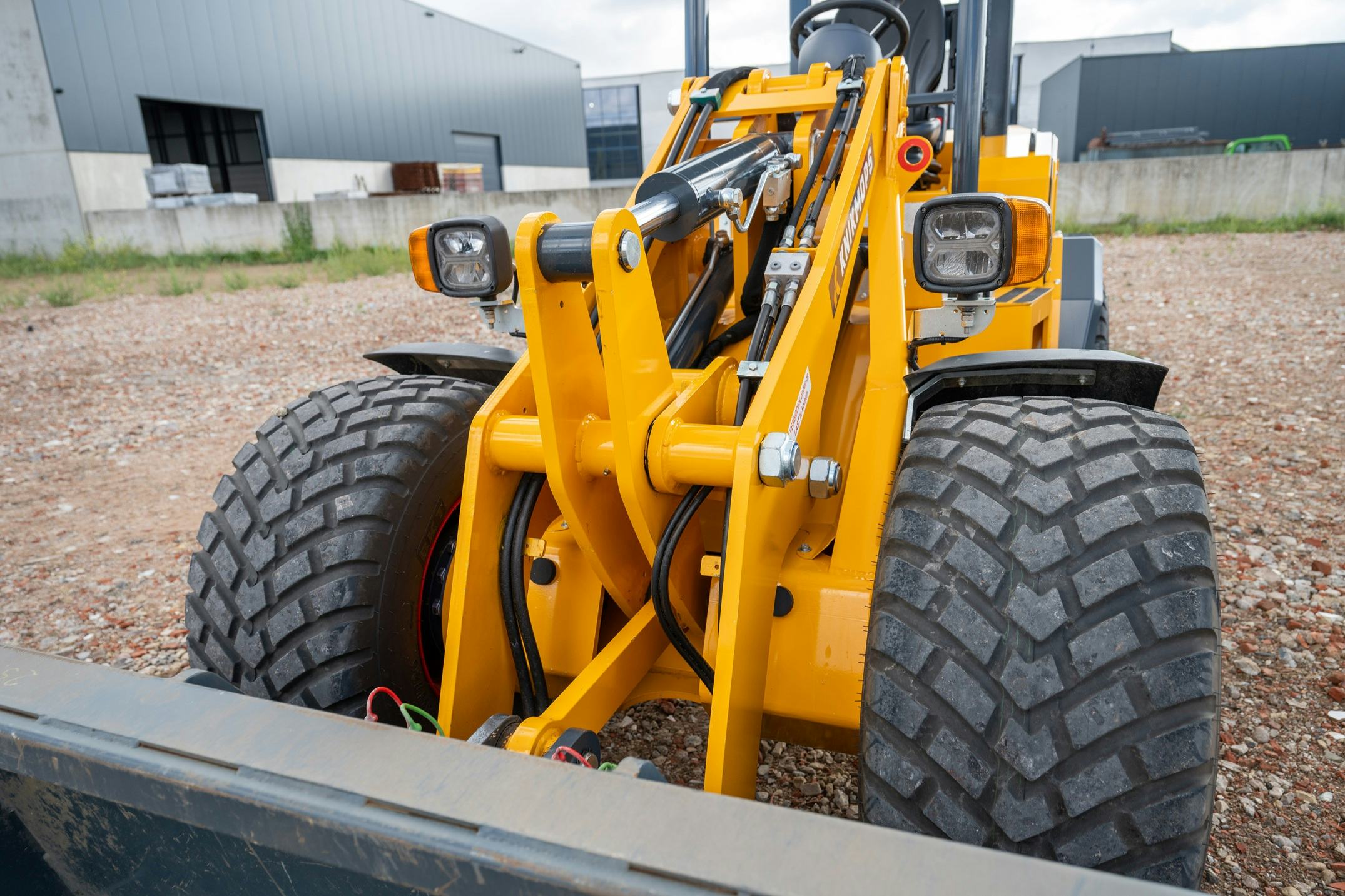 Het mechanisme van de bakcilinder loopt eigenlijk door de vooras heen. Daardoor komt de giek heel dicht bij de machine en creëer je veel tilkracht.