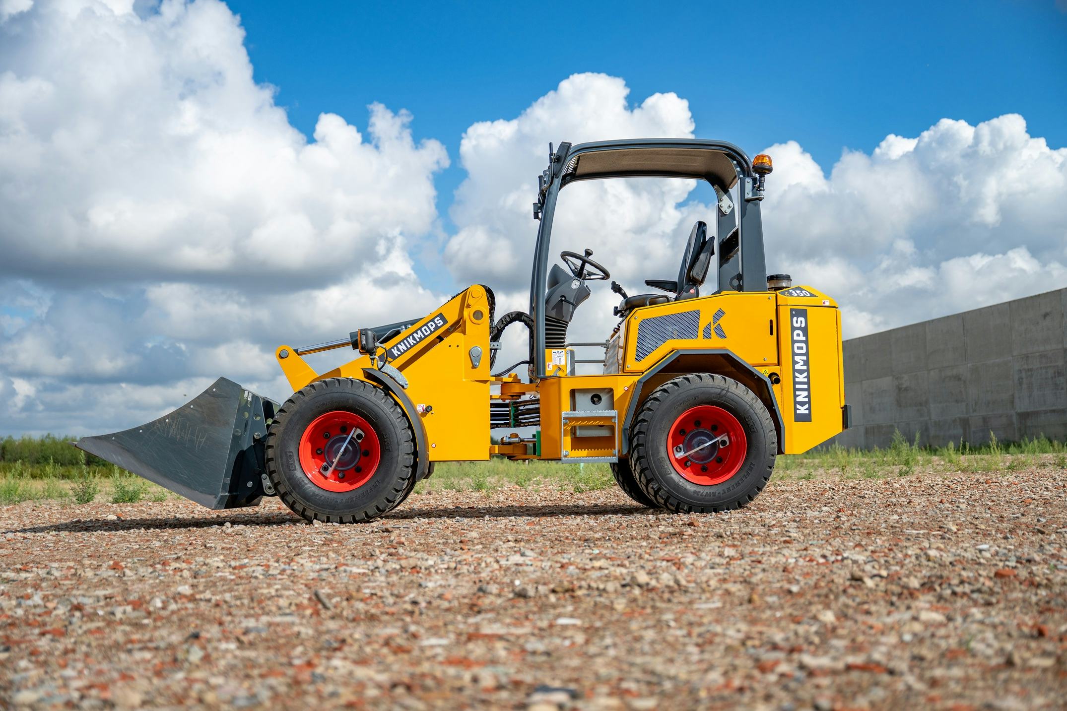 Uiterlijk is de 350 een echte Knikmops, maar deze is wel volledig geëngineerd op de grotere krachten van een zwaardere machine.