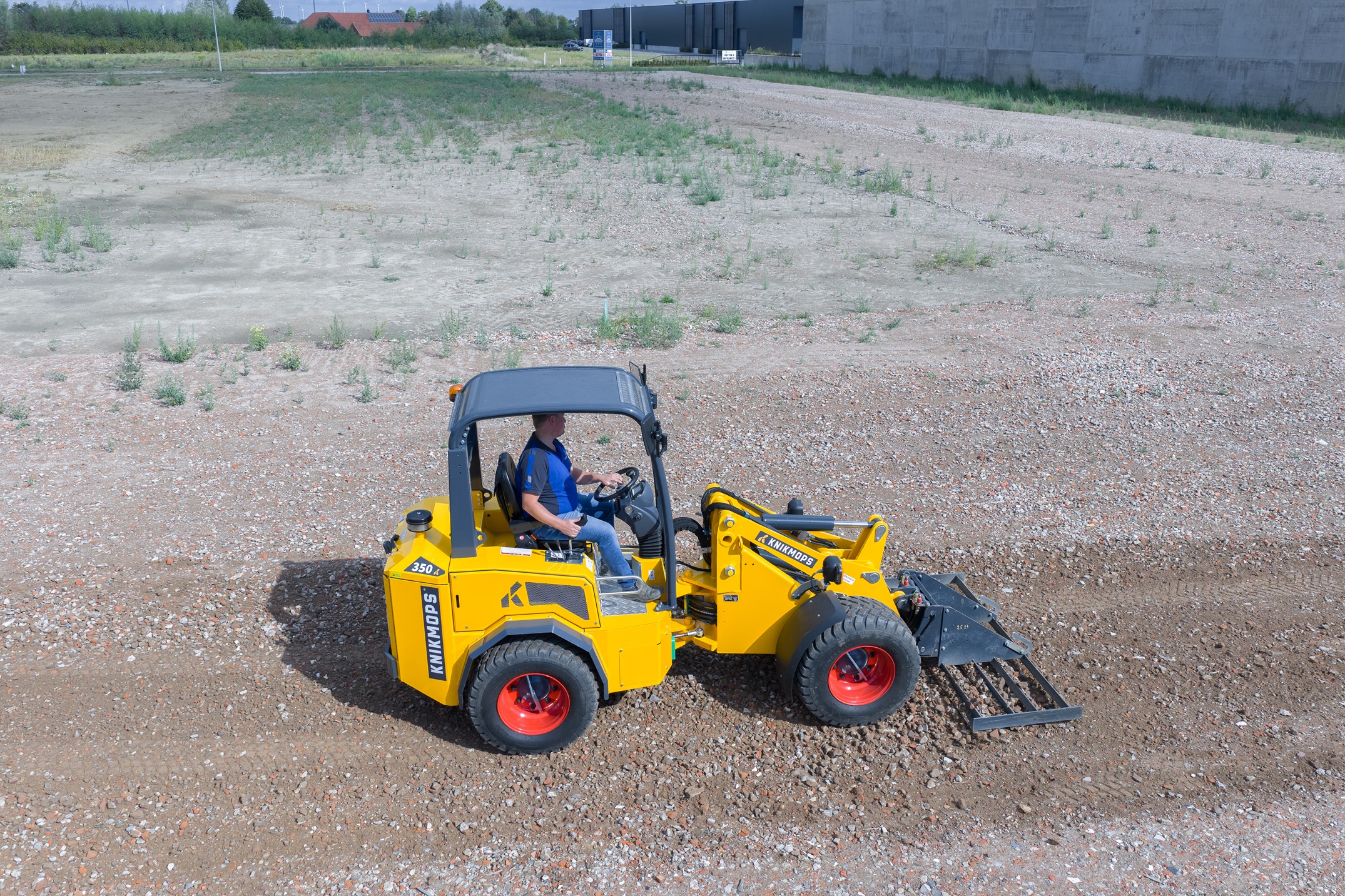 De Knikmops is geschikt voor een groot aantal verschillende werkzaamheden. Hulpstukken zijn uitwisselbaar met andere Knikmopsen.