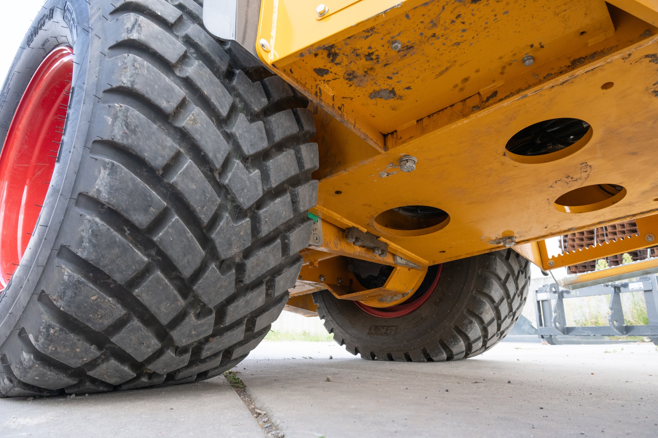 De Knikmops is voorzien van een pendelende achteras en blijft daardoor vlak en stabiel als deze met één wiel over een behoorlijke hobbel of obstakel rijdt.