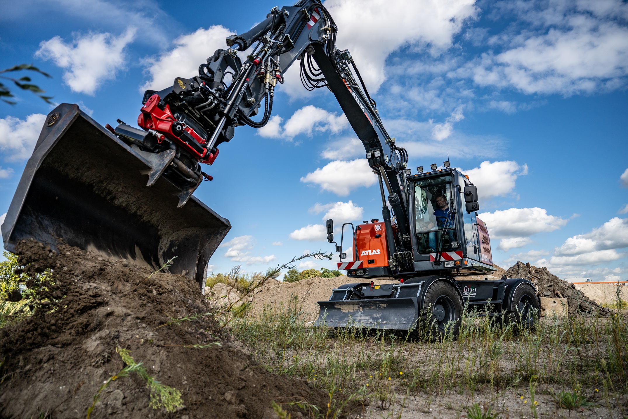 Het draaikantelstuk RC5 vormt een perfecte combinatie met de compact draaiende mobiele graafmachine Atlas 175Wsr.