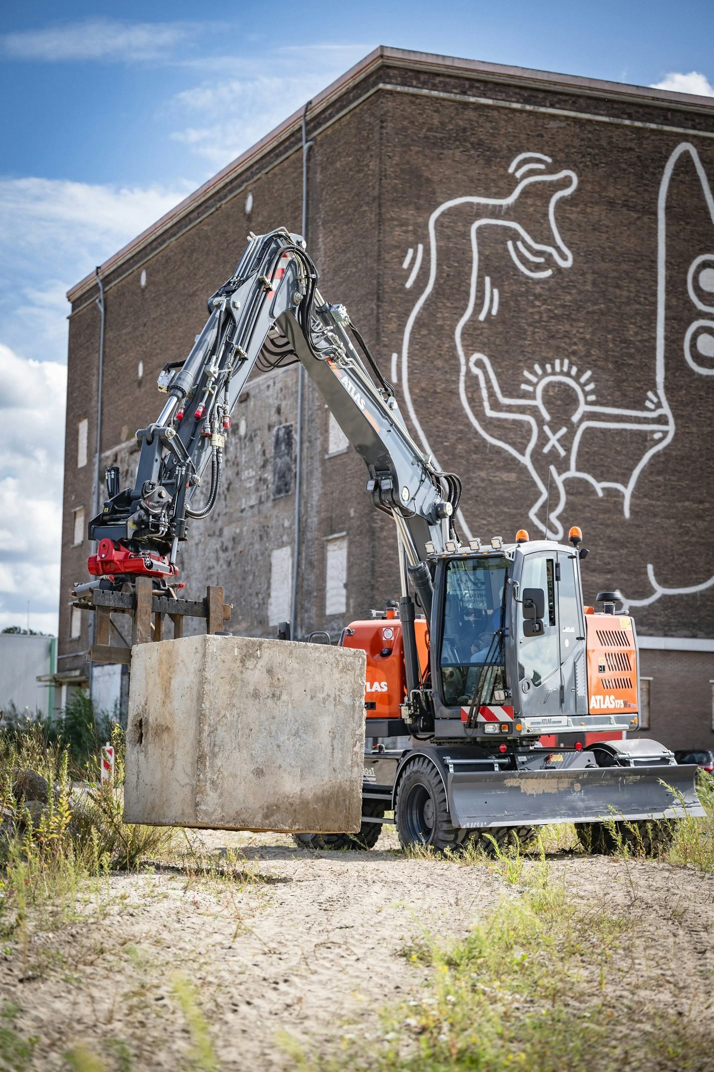 Typerend voor de Atlas is de ranke giek. Het geringe gewicht aan de voorzijde maakt dat de machine ook overzij veel gewicht kan verzetten.