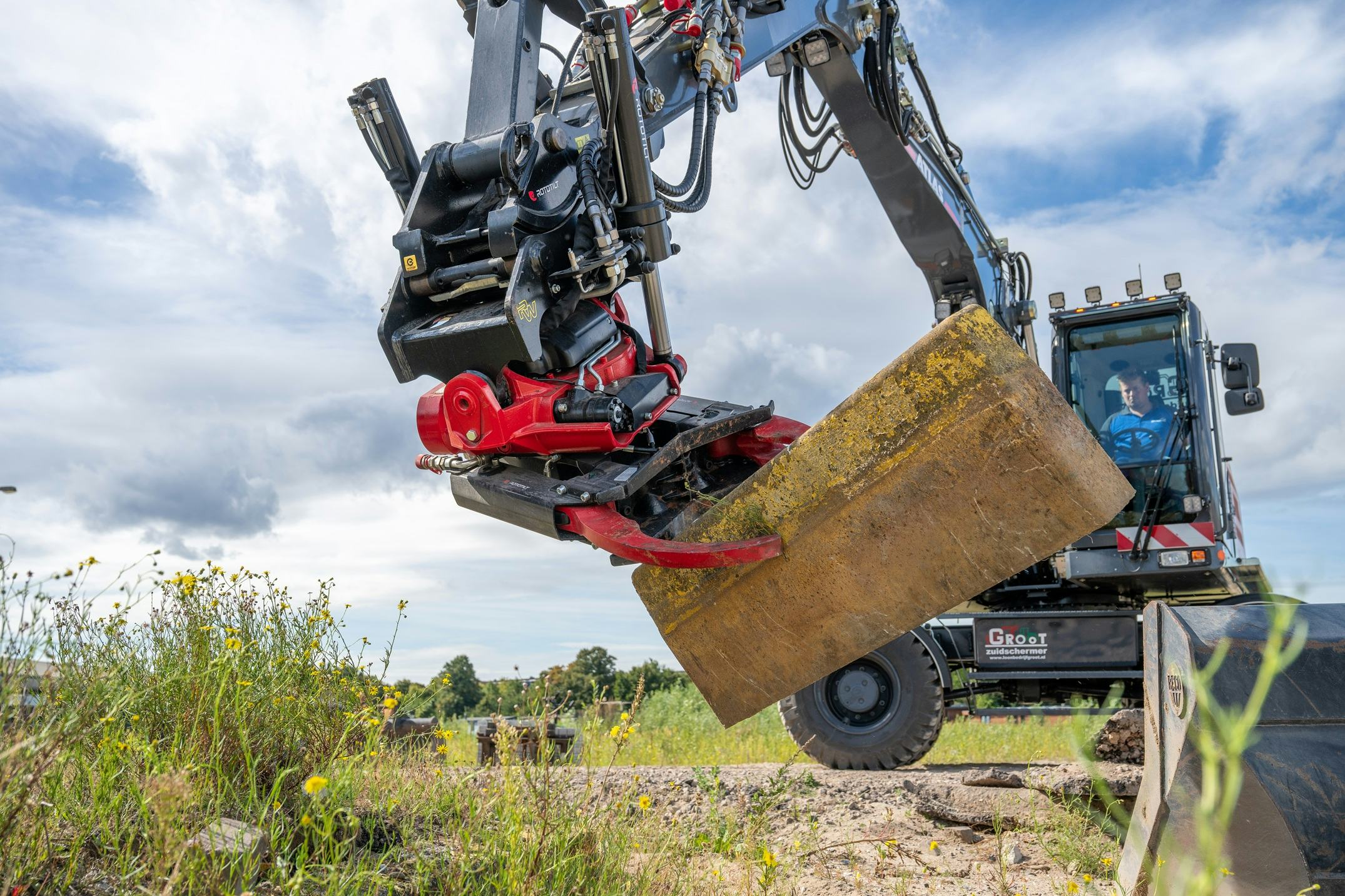 Het Rototilt draaikantelstuk is voorzien van een geïntegreerde gripper RG800 waarmee bijvoorbeeld zware banden en rioolputten gemakkelijk op te pakken zijn.
