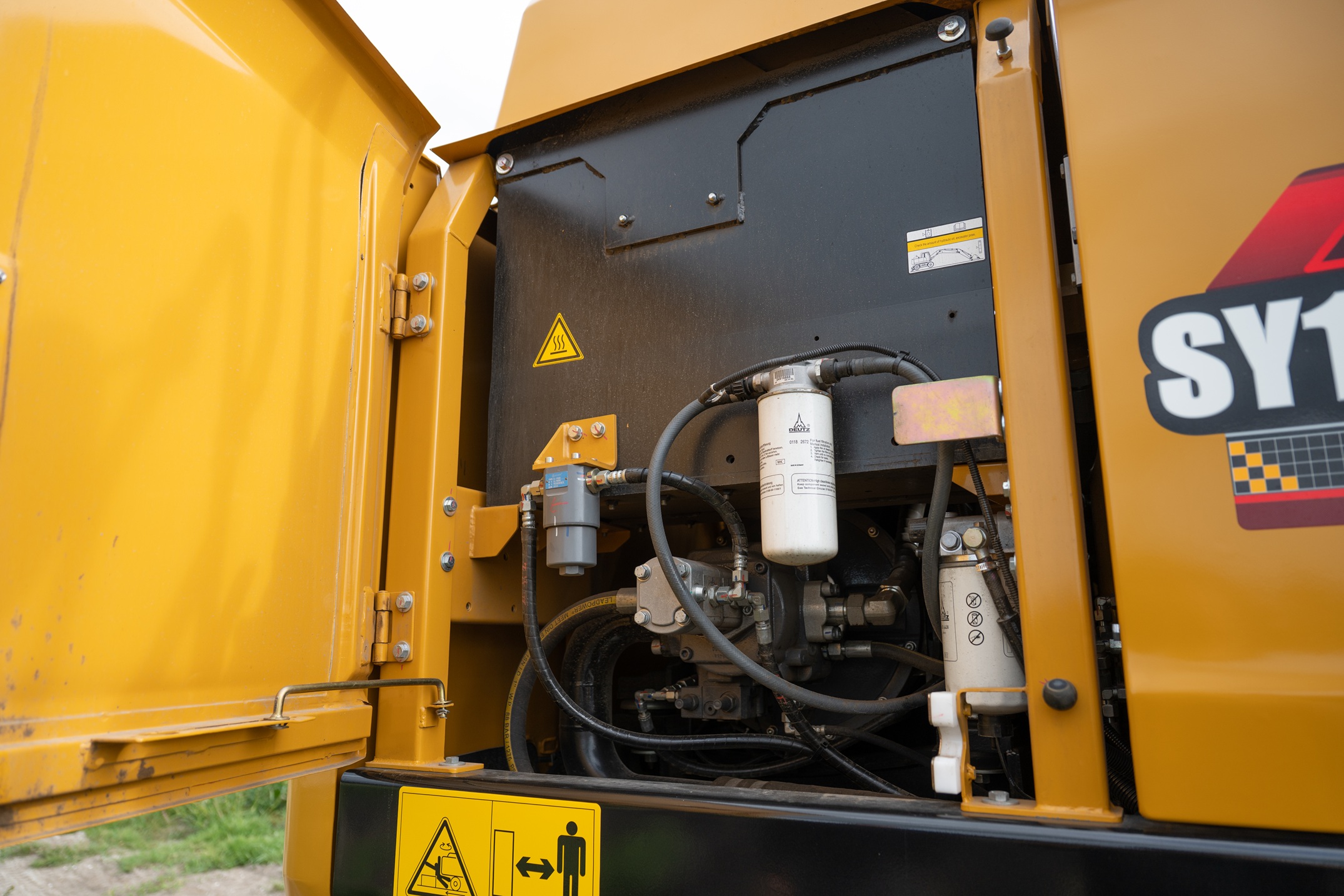 Achter de kleppen is alles netjes en overzichtelijk geplaatst.