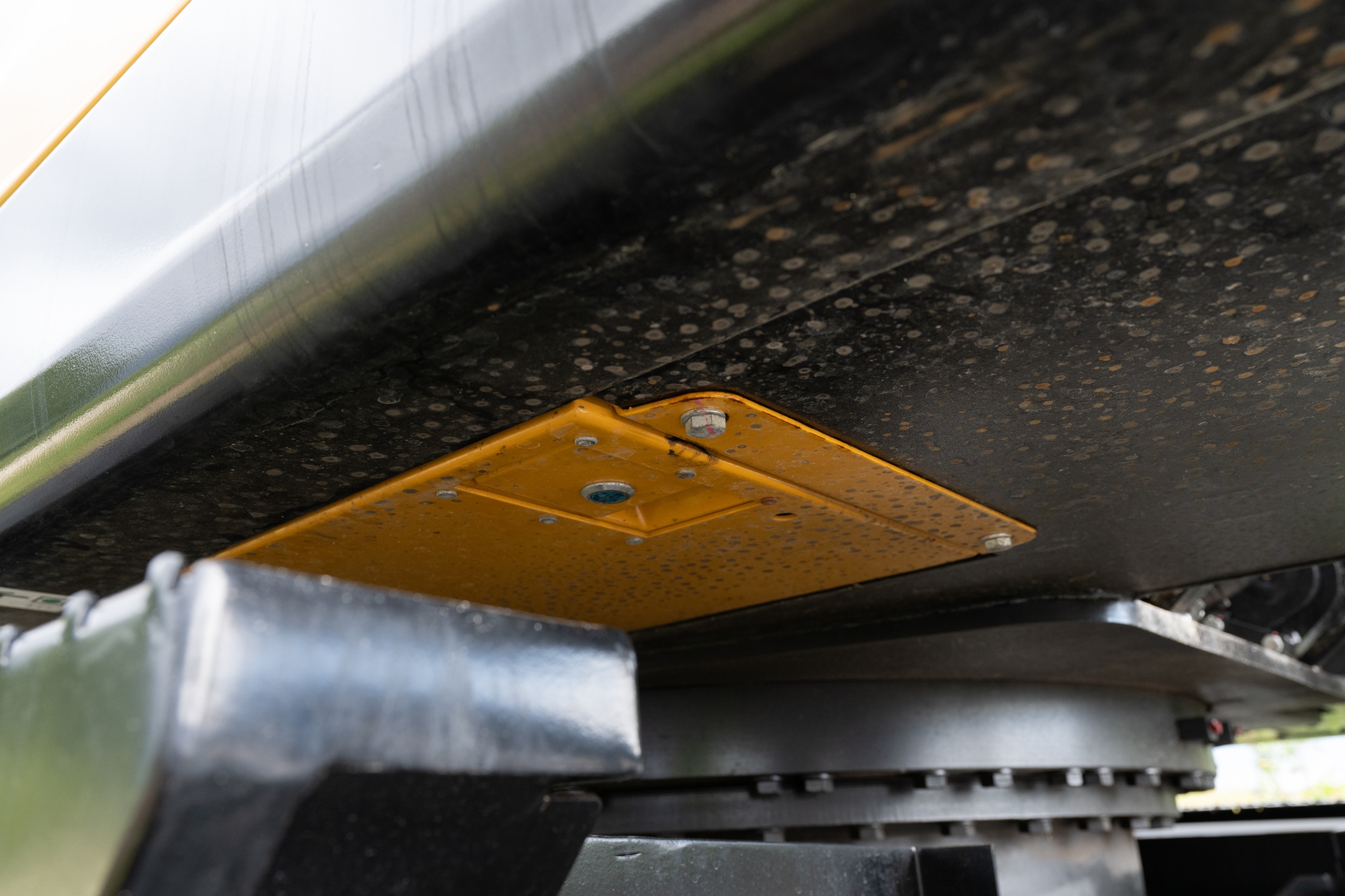 De vulslang zit wel heel mooi verstopt aan de onderkant van de bovenwagen.