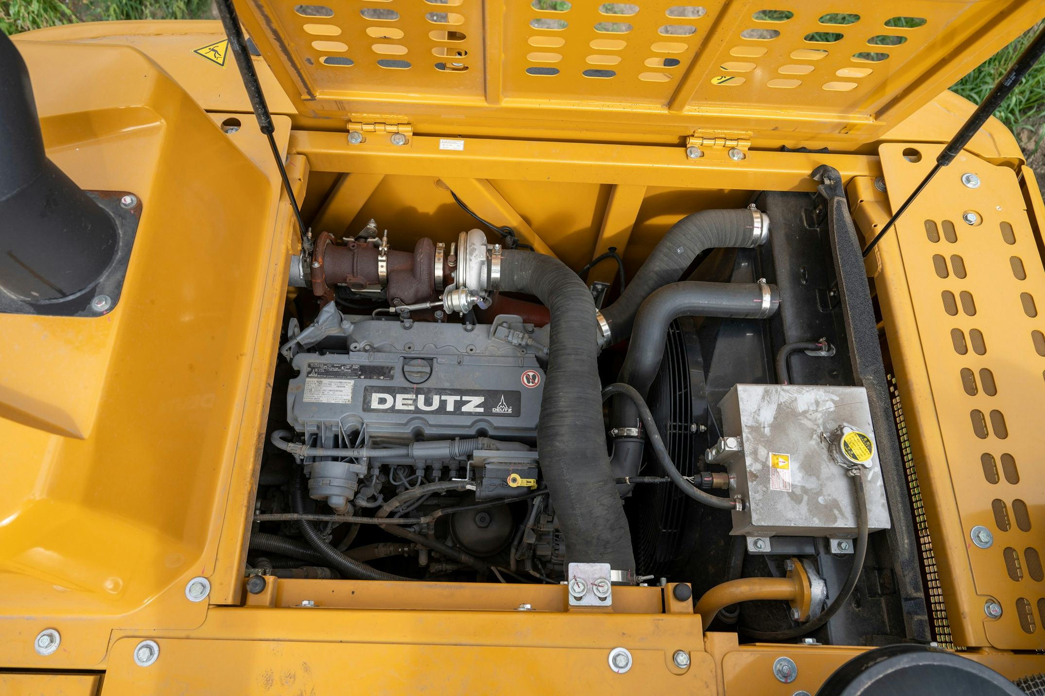 De Deutz motor is een 139 kW 5,2 liter 4 cilinder met een nominaal vermogen van 130 kW.