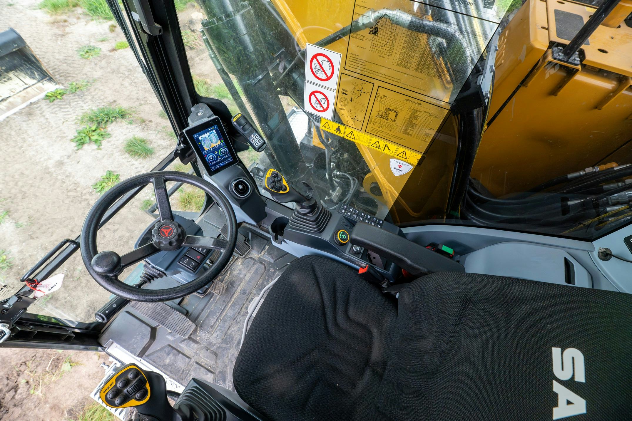 De bediening is overzichtelijk; het display is een touchscreen.