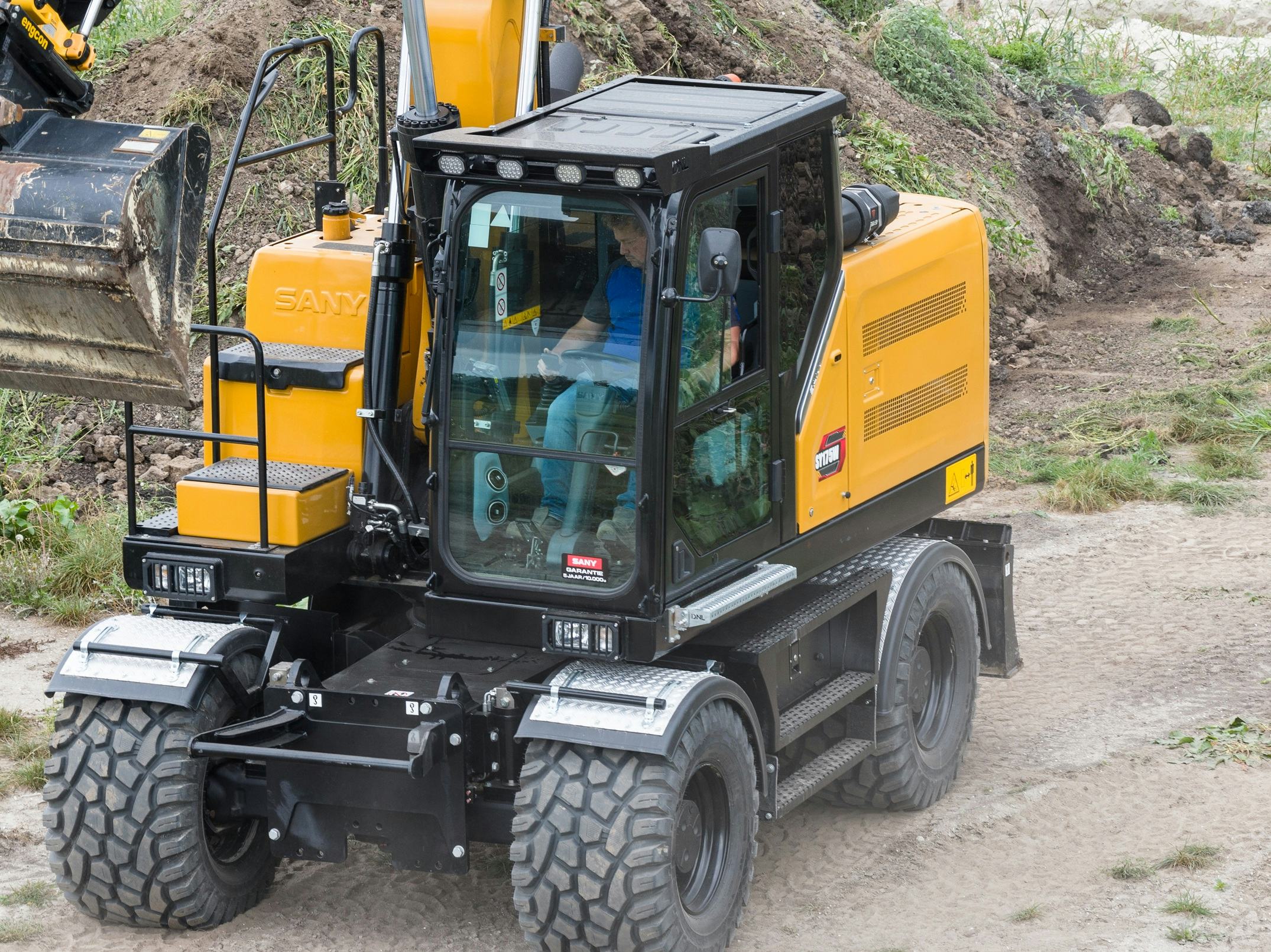 DNL voegt onder meer treeplanken en een kapje voor extra lampen boven de cabine toe, met in beide onderdelen de naam DNL geïntegreerd.