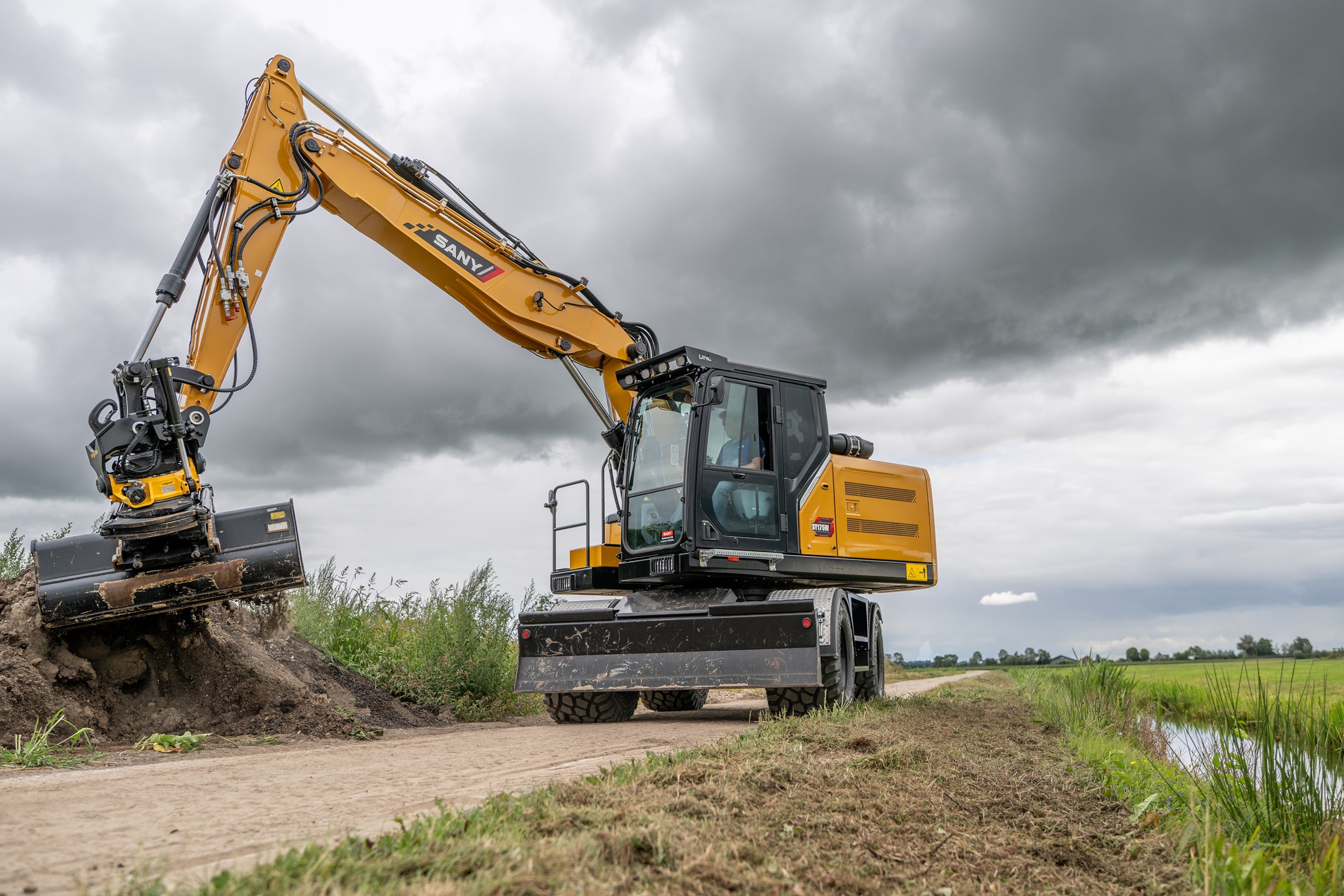 ‘Het is een gelikte machine die er zeer degelijk uitziet en mooi afgewerkt is tot in de details’, luidt de eerste indruk van 
testmachinist Jan Jacob.