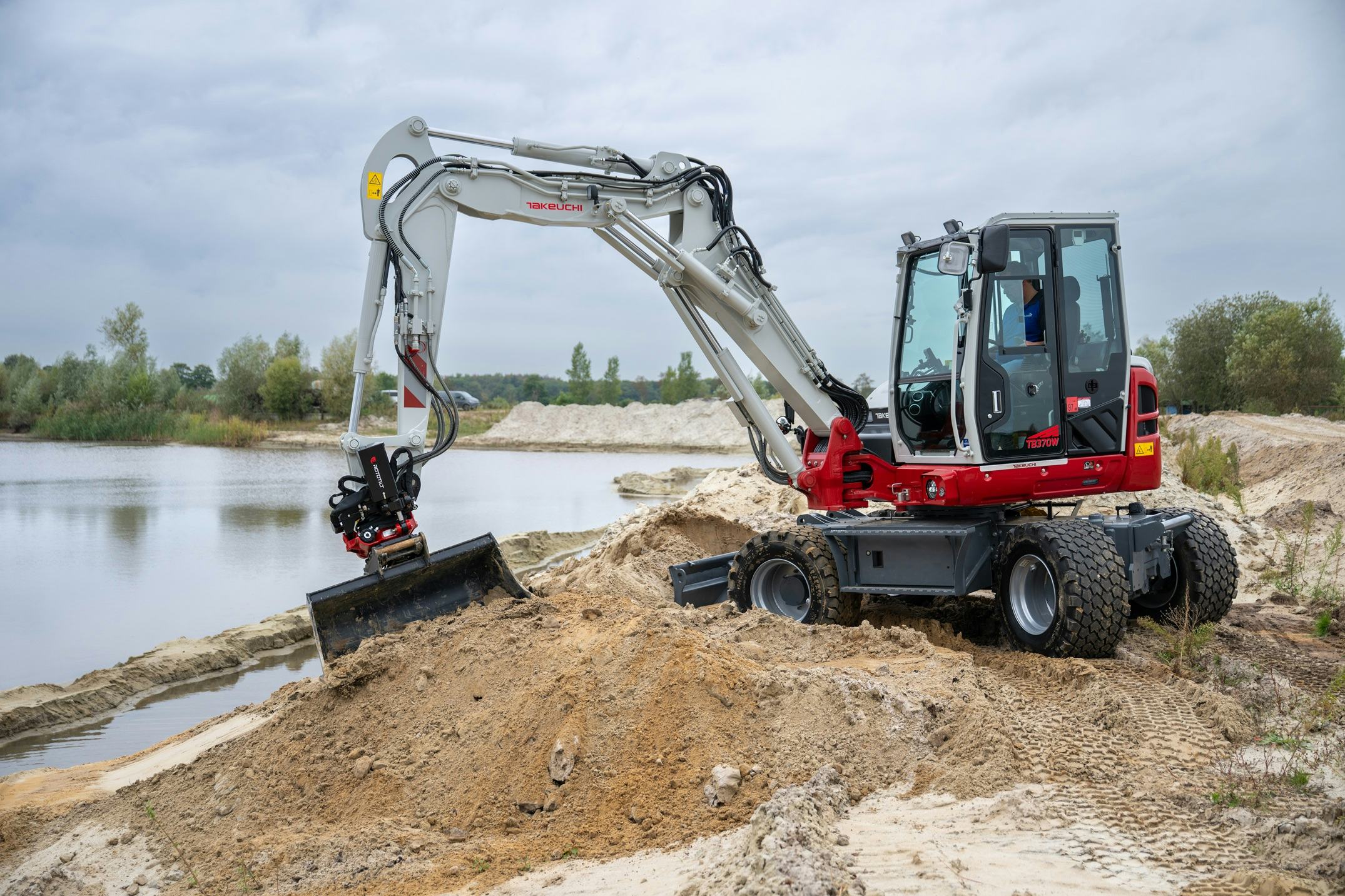 De machine is uitgerust met een two piece boom waarmee een goed bereik verzekerd is en behoorlijk zwaar werk te verzetten is.