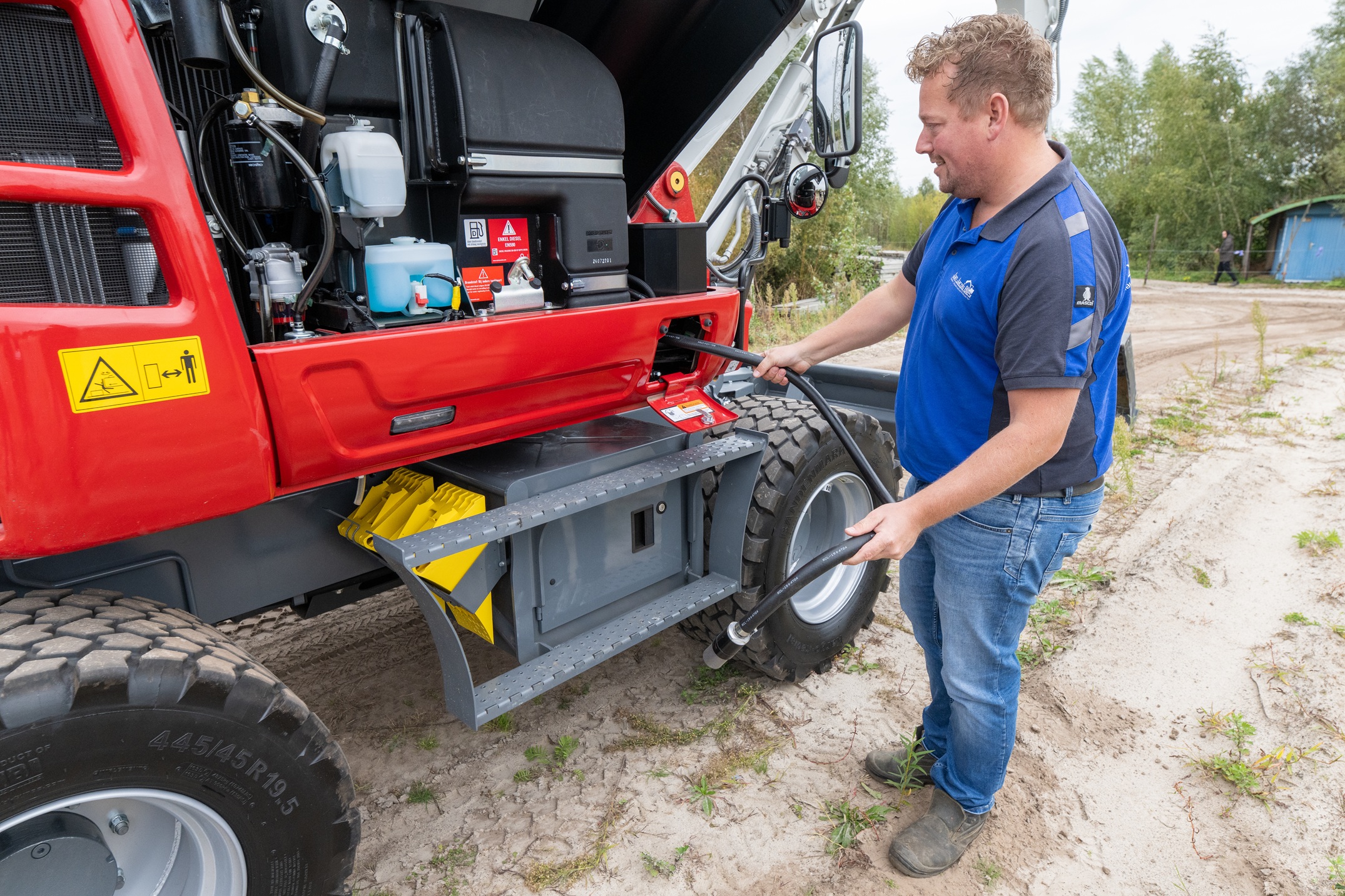 De brandstofvulslang is voorzien van een oprolmechanisme.