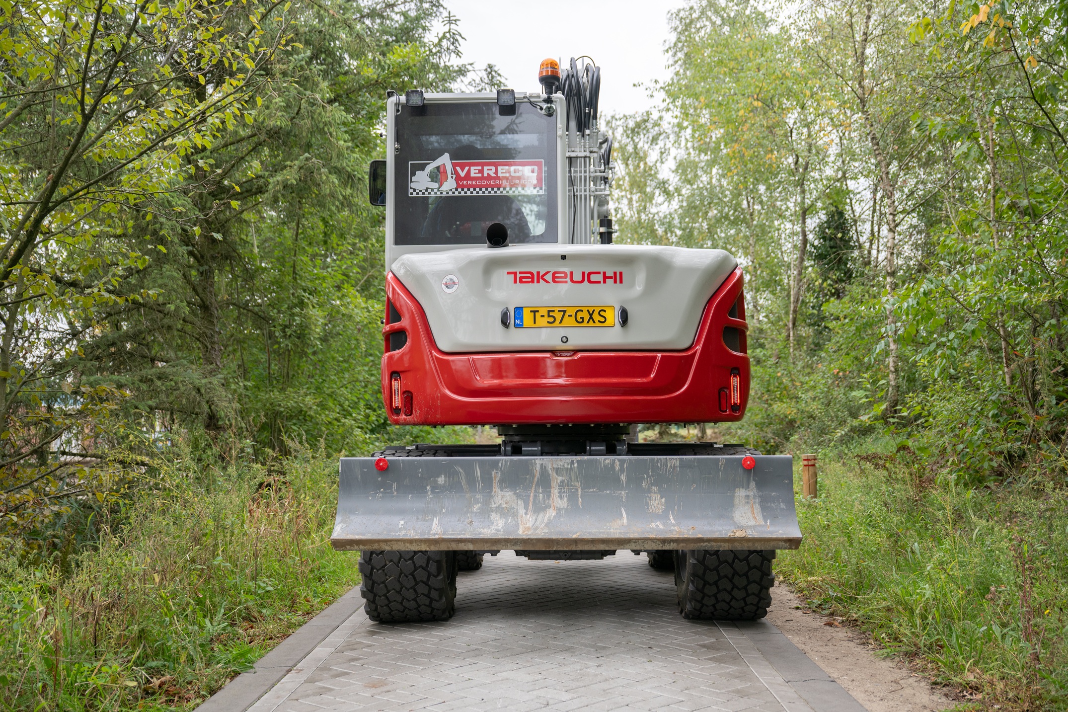Standaard is ook dat de machine rondom voorzien is van ledverlichting, 
zowel voor de werklampen als de rijverlichting.