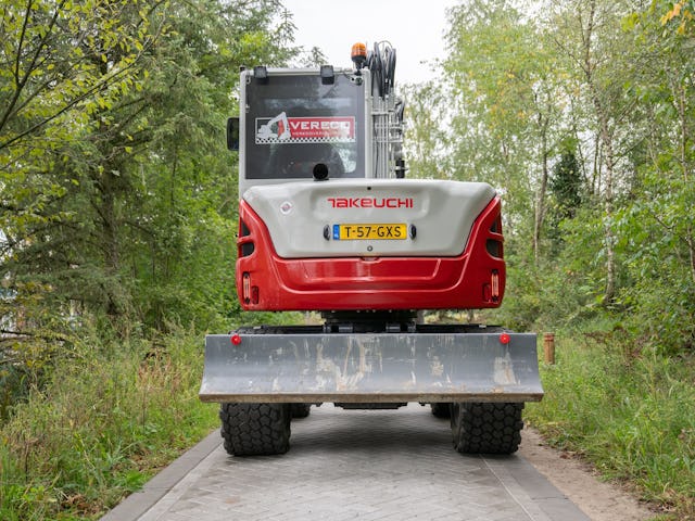 Standaard is ook dat de machine rondom voorzien is van ledverlichting,
zowel voor de werklampen als de rijverlichting.