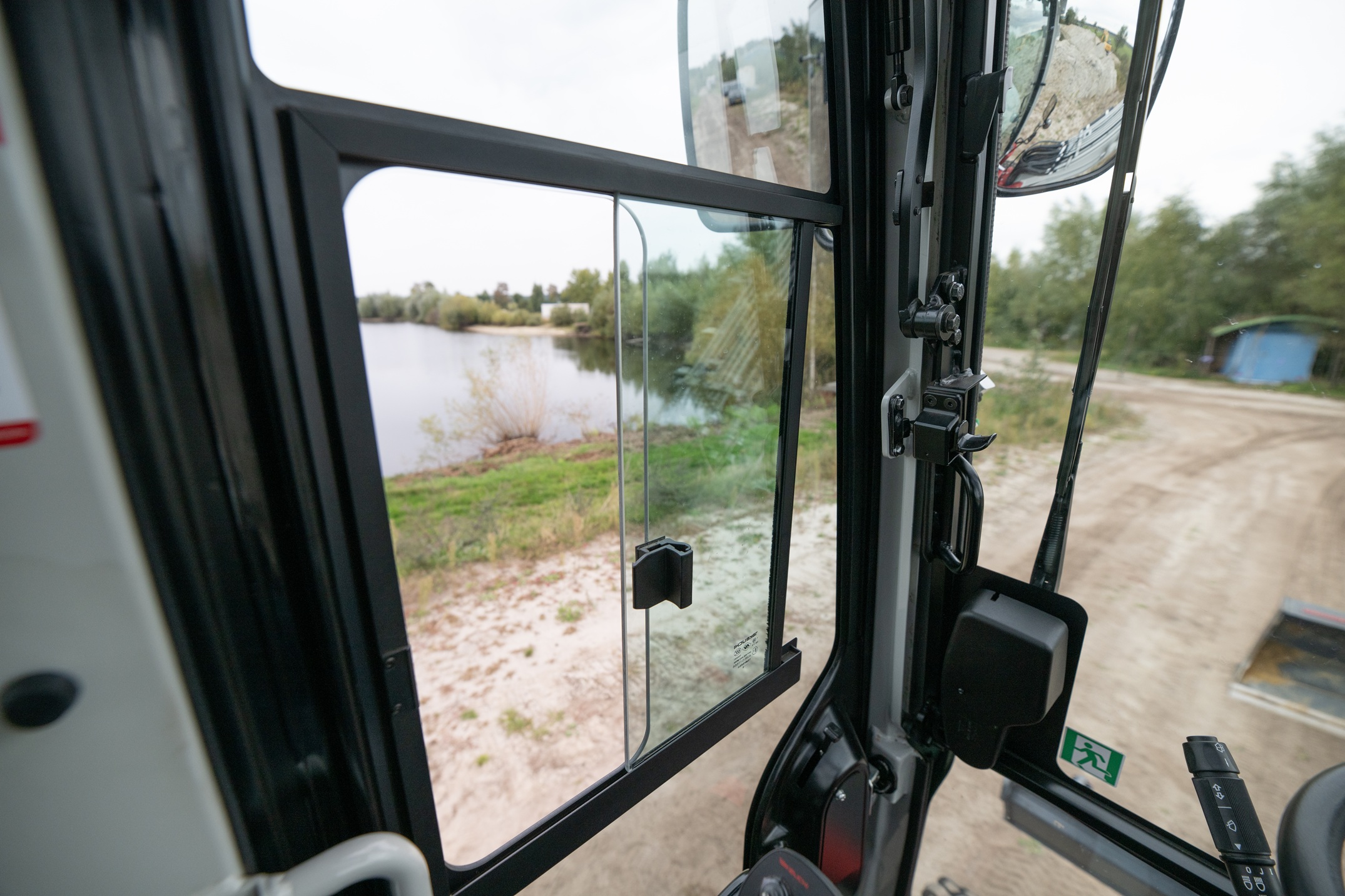 Nieuw voor Takeuchi is het schuifraam in de deur, dat de communicatie met mensen rondom 
de machine vergemakkelijkt.