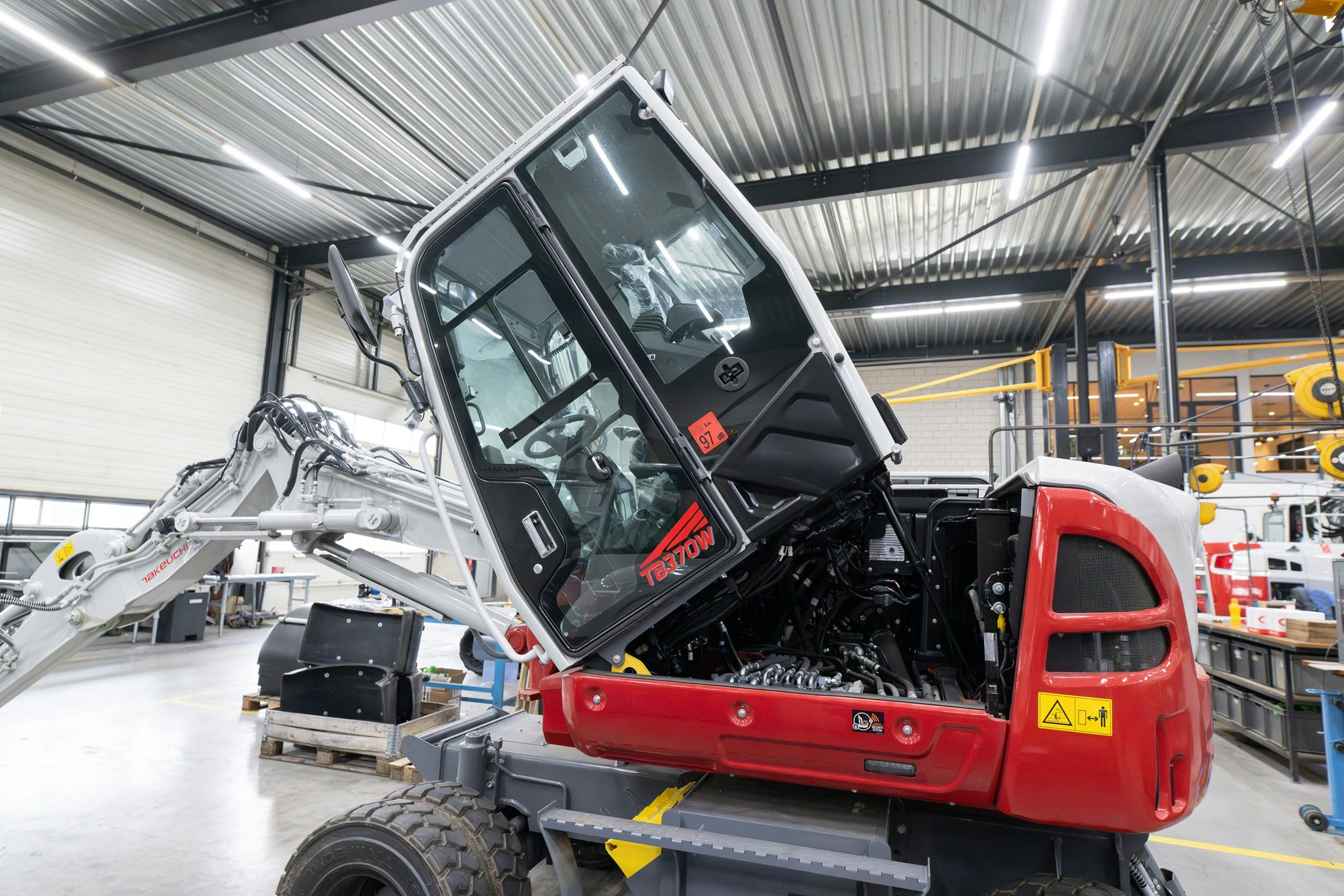 Het ventielenblok is netjes en goed bereikbaar onder de kantelcabine.