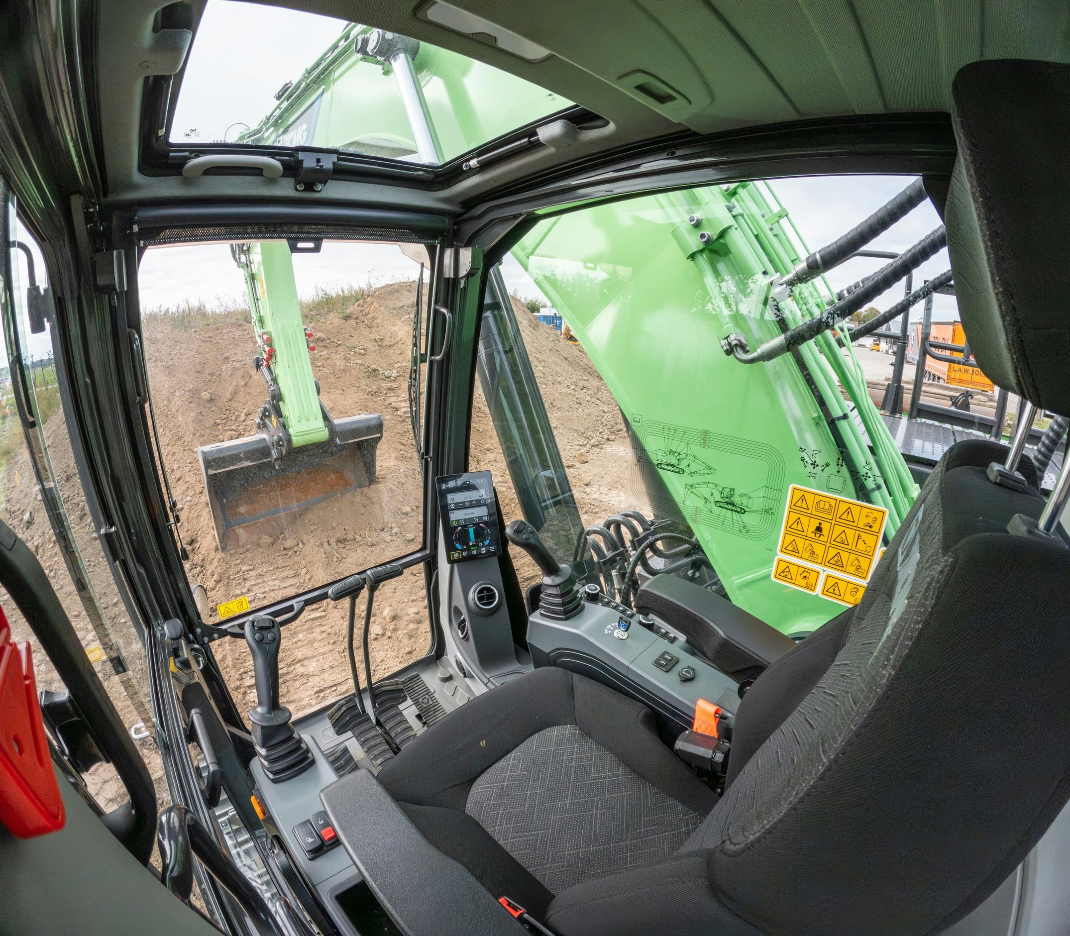 De cabine is overzichtelijk en luxe uitgerust.