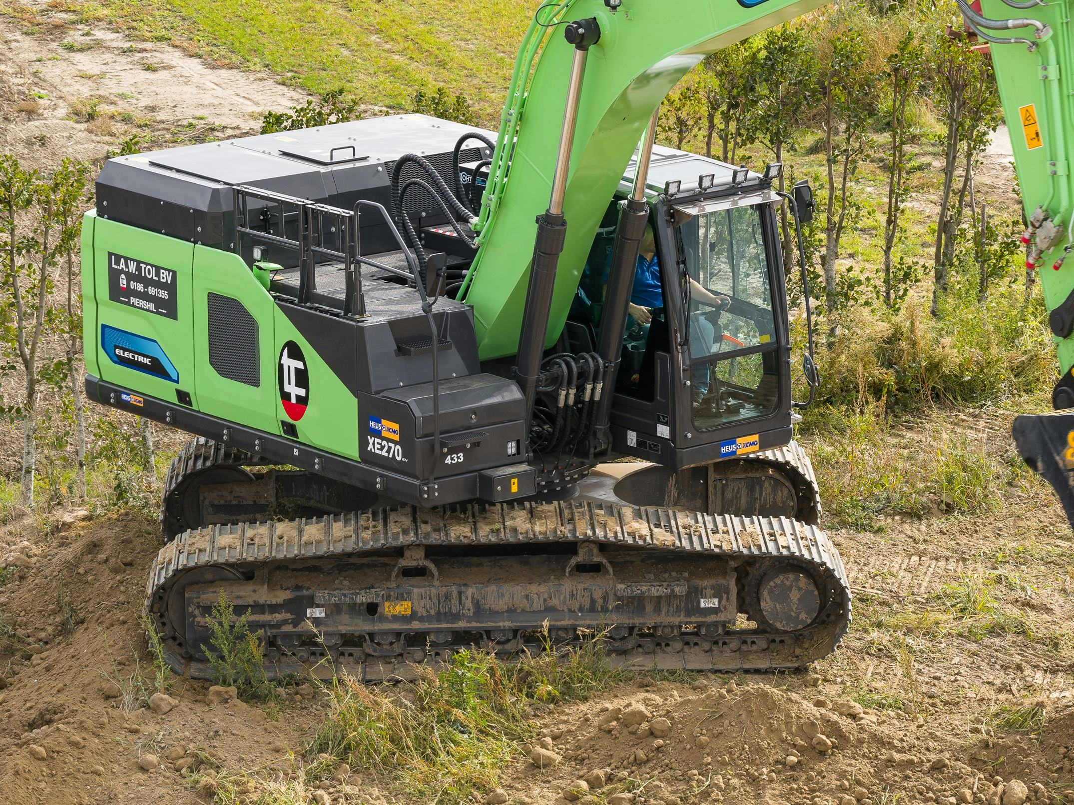 Bovenop de machine is veel ruimte. Het plaatmateriaal is netjes, zodat je er goed overheen kunt lopen.
