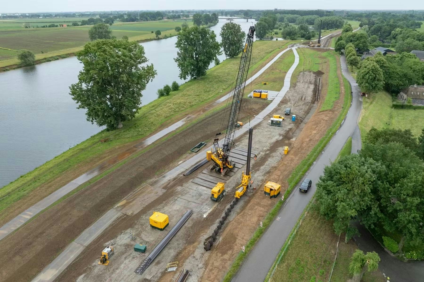 In totaal wordt 17 strekkende kilometer damwand aangebracht bij het project Meanderende Maas. Fotografie: Sjef Prins / APA.