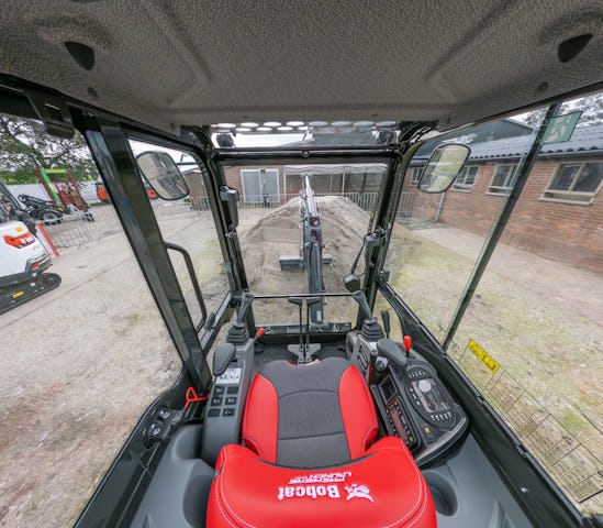 De E19 heeft een ruime en luxe cabine, met prettig werkende joysticks.