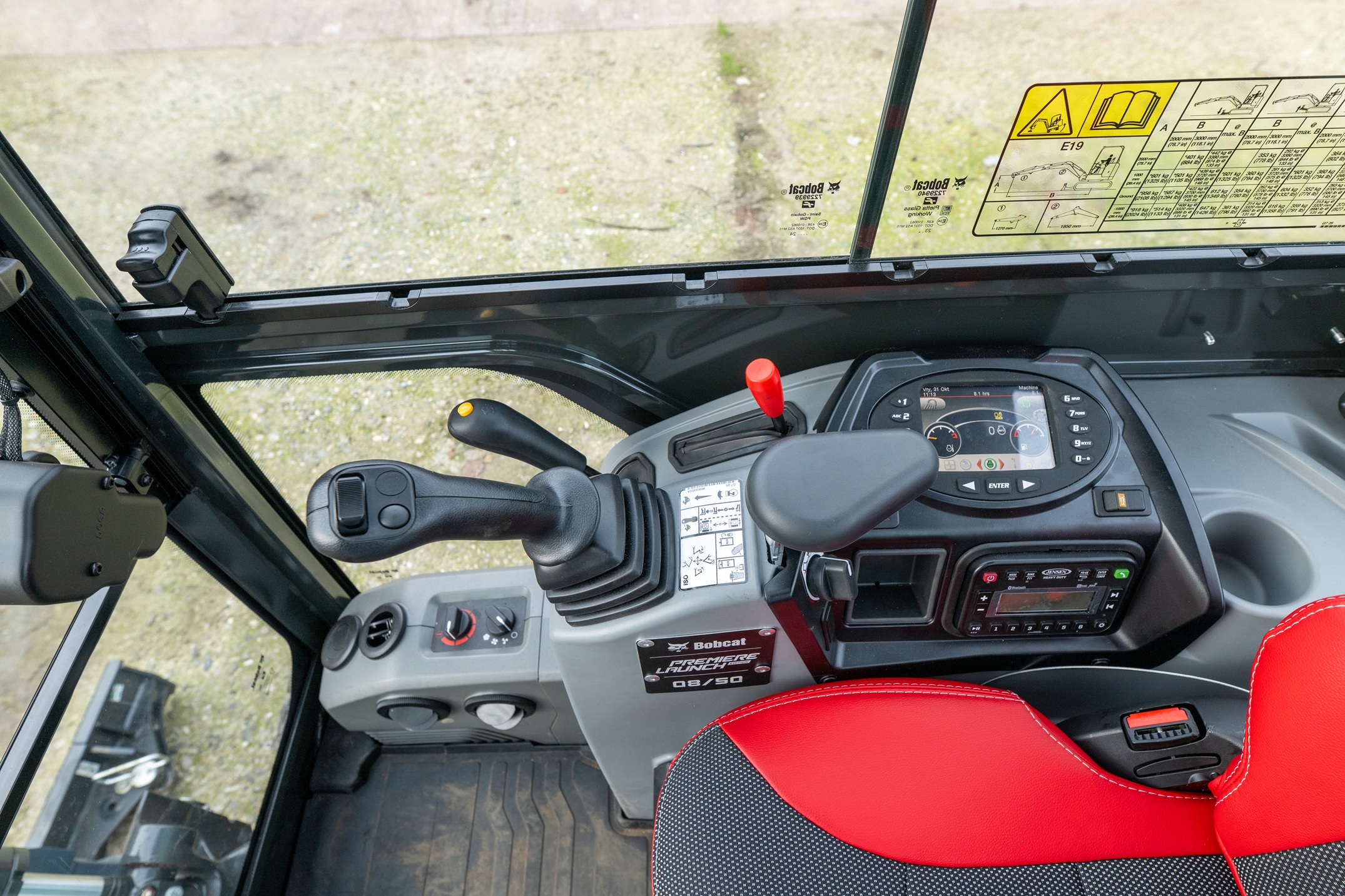 Het display voor de instellingen zit rechts, waardoor er vrij zicht blijft door de ramen. Hier zit ook de bediening van de verwarming.