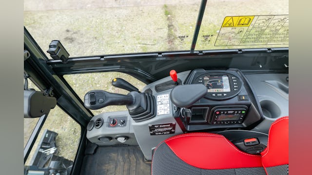 Het display voor de instellingen zit rechts, waardoor er vrij zicht blijft door de ramen. Hier zit ook de bediening van de verwarming.