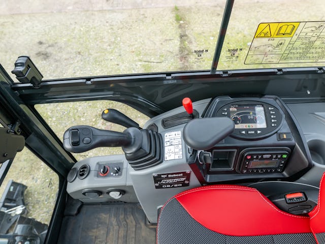 Het display voor de instellingen zit rechts, waardoor er vrij zicht blijft door de ramen. Hier zit ook de bediening van de verwarming.