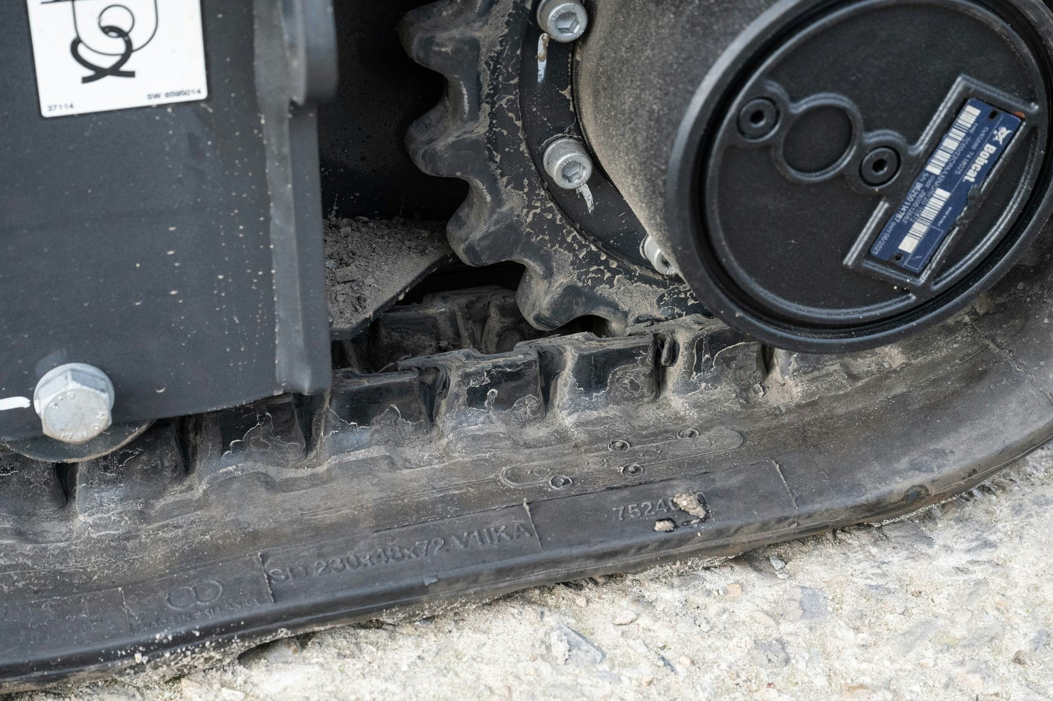 De rupsen hebben gesloten schakels, waardoor ze er minder snel aflopen.