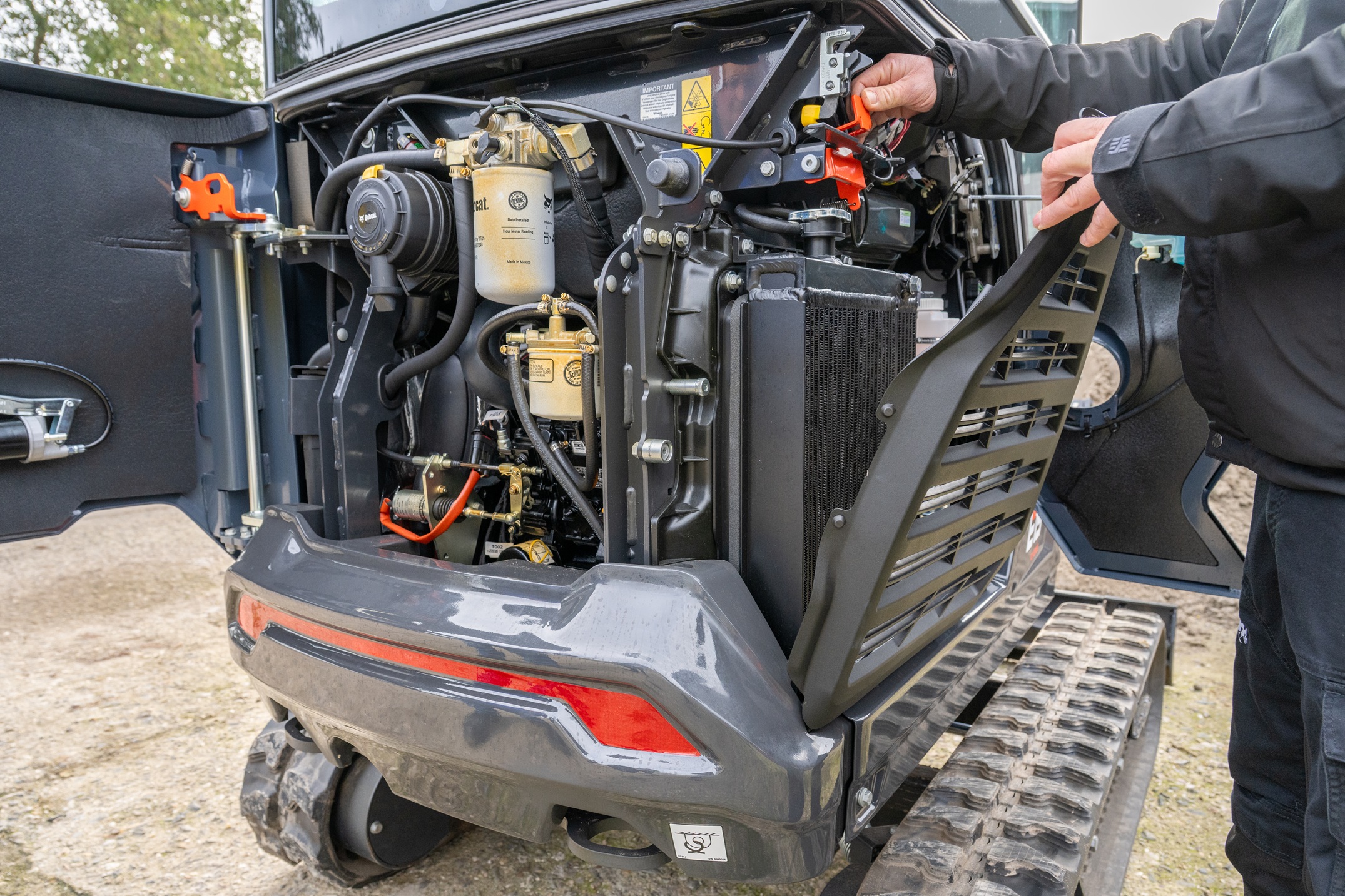 Achter de kleppen zijn alle te inspecteren onderdelen snel te vinden. Waar kabels en leidingen door 
het staal worden gevoerd, zijn extra rubbers aangebracht. Links is nog de vetspuit te zien die aan de binnenkant van de klep is bevestigd.