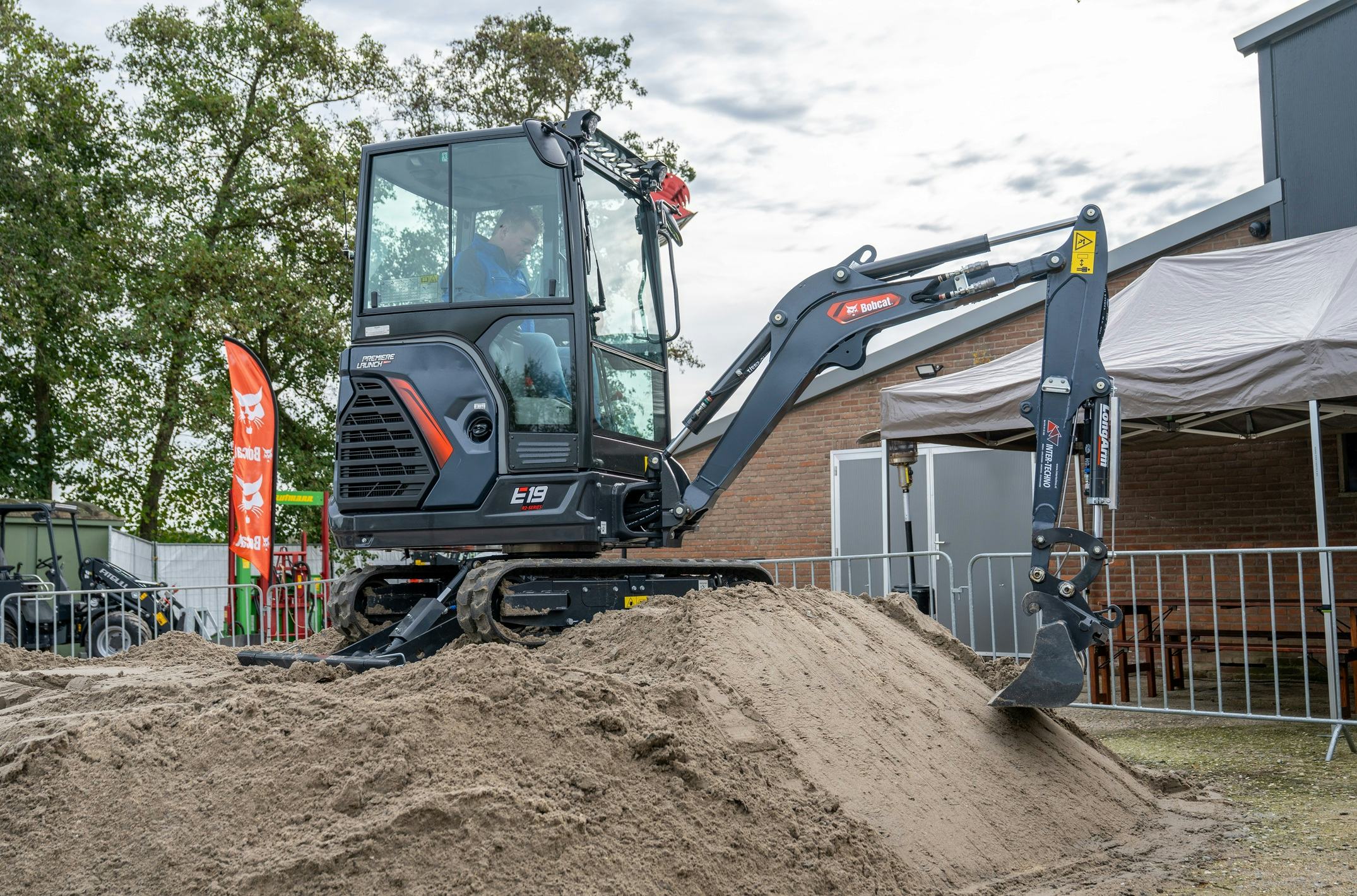 De Bobcat E19 R2 is een sterke en stabiele machine, mede door de Smart Flow hydrauliek en de
vernieuwde onderwagen.