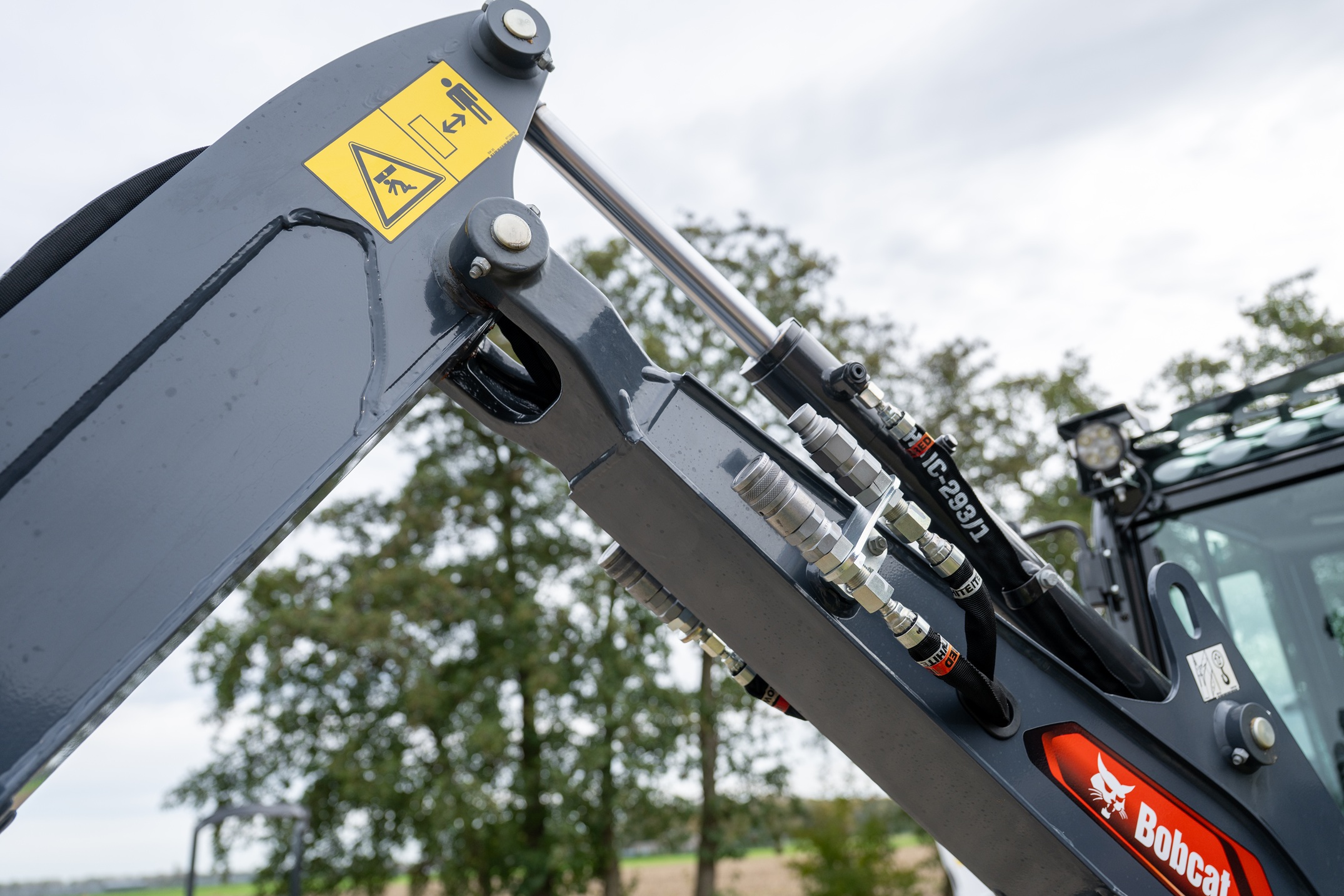 De giek is robuust met gegoten verbindingsstukken en een cilinder die aan de bovenzijde is geplaatst. De snelkoppelingen van de hydrauliek bevinden zich niet aan de lepelsteel maar op de hoofdgiek.