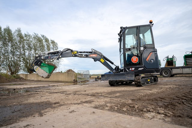 Met volledig gestrekte giek heeft de Bobcat E19 R2 nog voldoende kracht over.