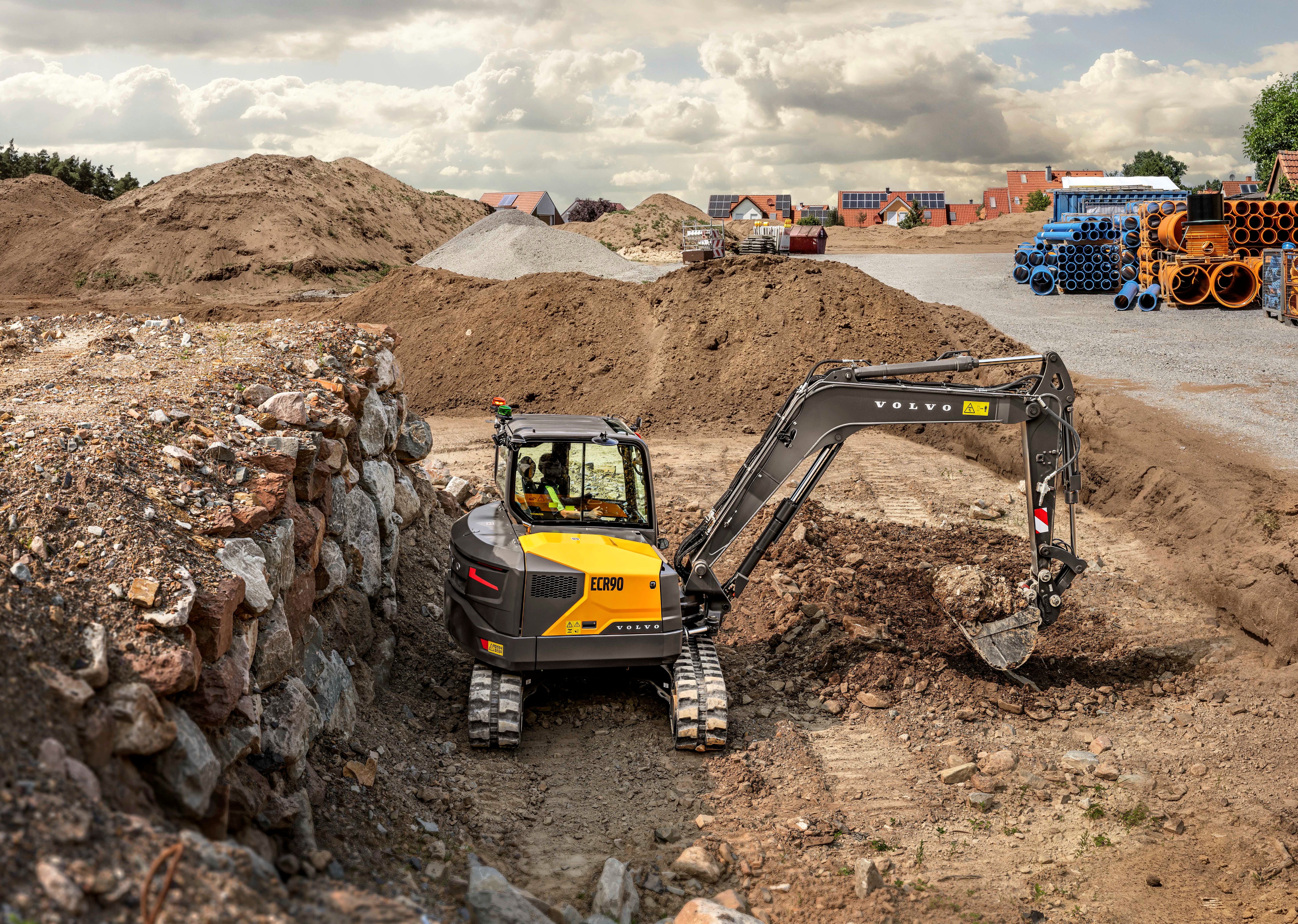 De vernieuwde ECR-90 short swing graafmachine.