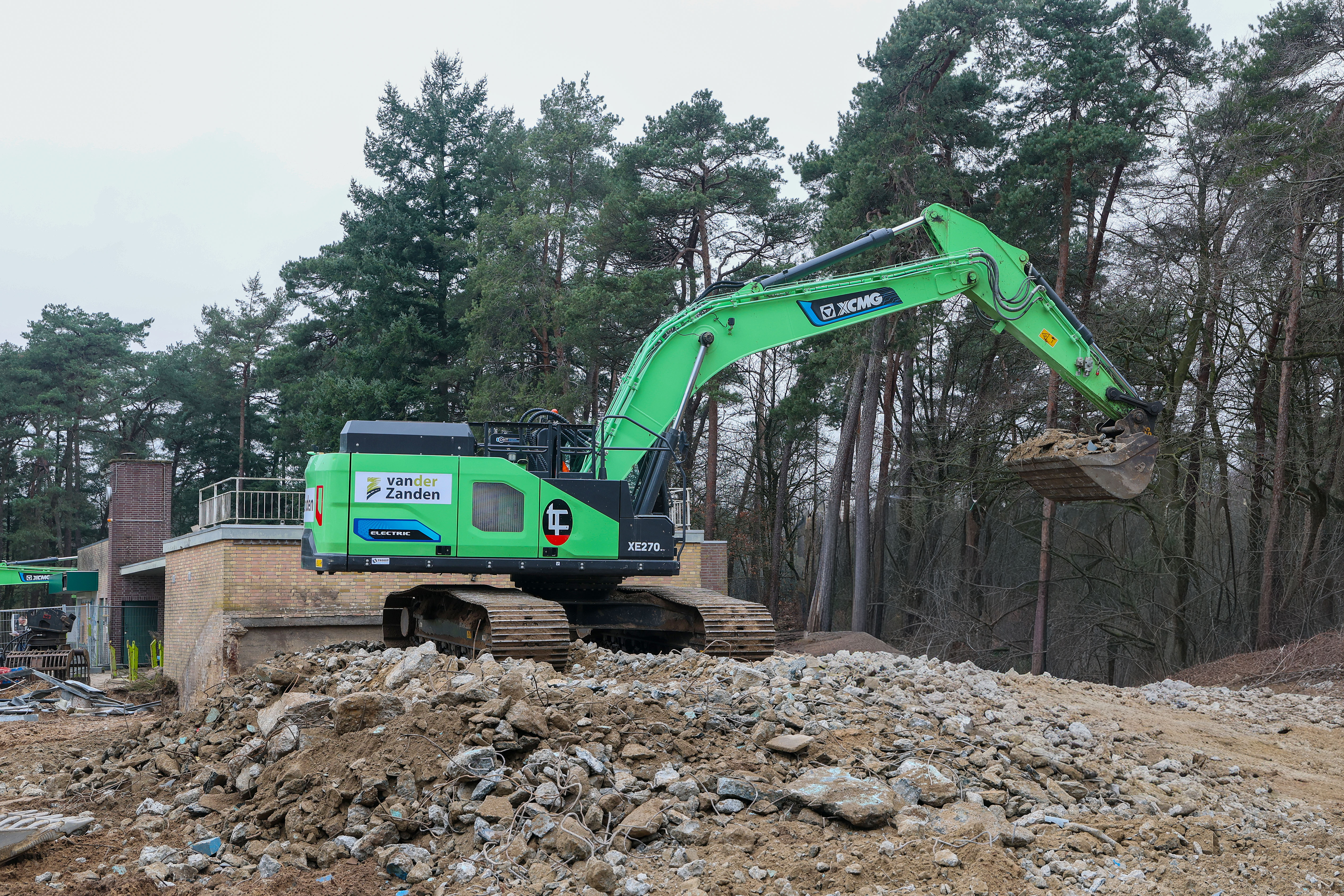 De eigen machines van Van der Zanden waren elders nodig. Het bedrijf huurt daarom al langere tijd twee elektrische XCMG’s in. Fotografie: Bert Jansen.