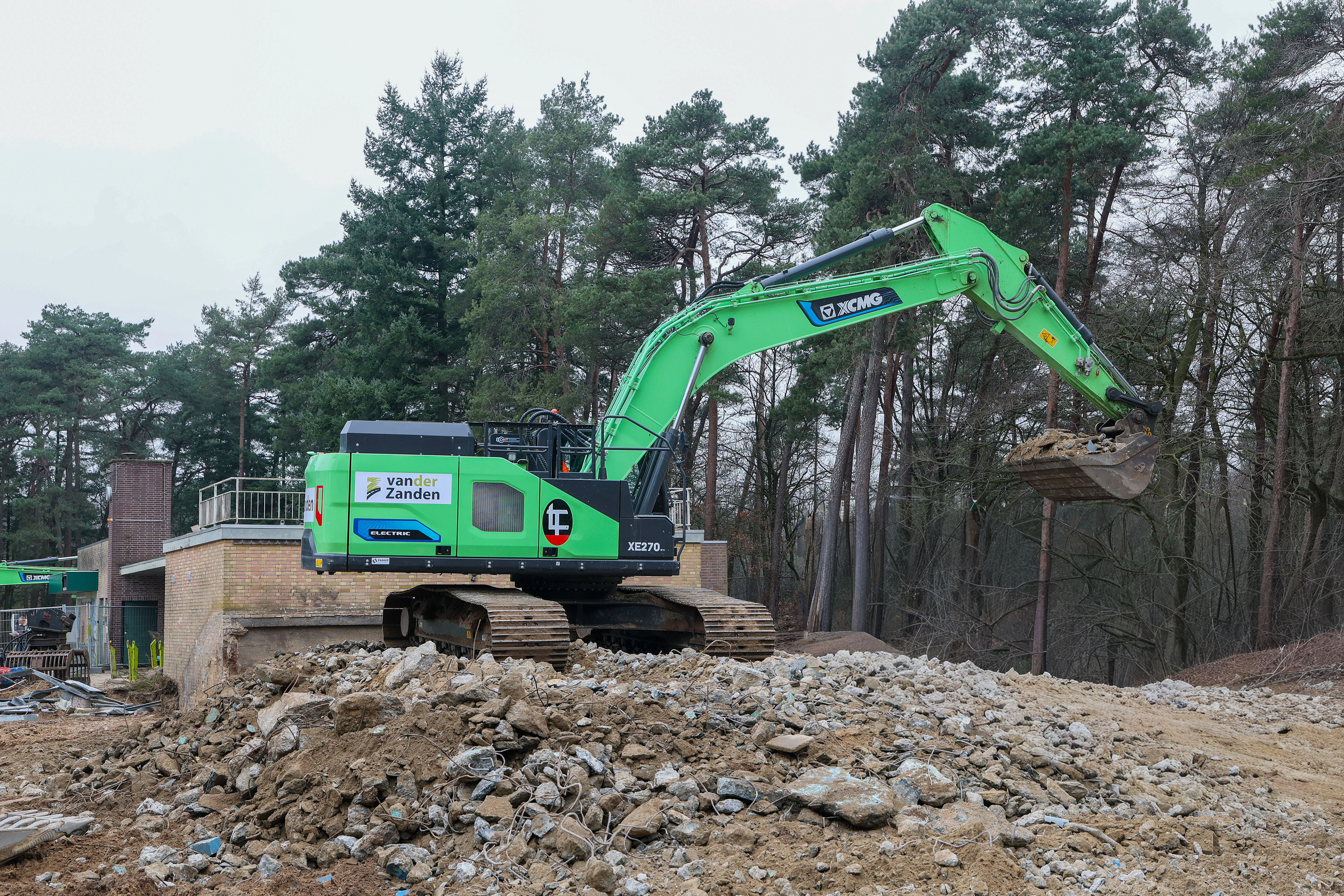 De eigen machines van Van der Zanden waren elders nodig. Het bedrijf huurt daarom al langere tijd twee elektrische XCMG’s in. Fotografie: Bert Jansen.