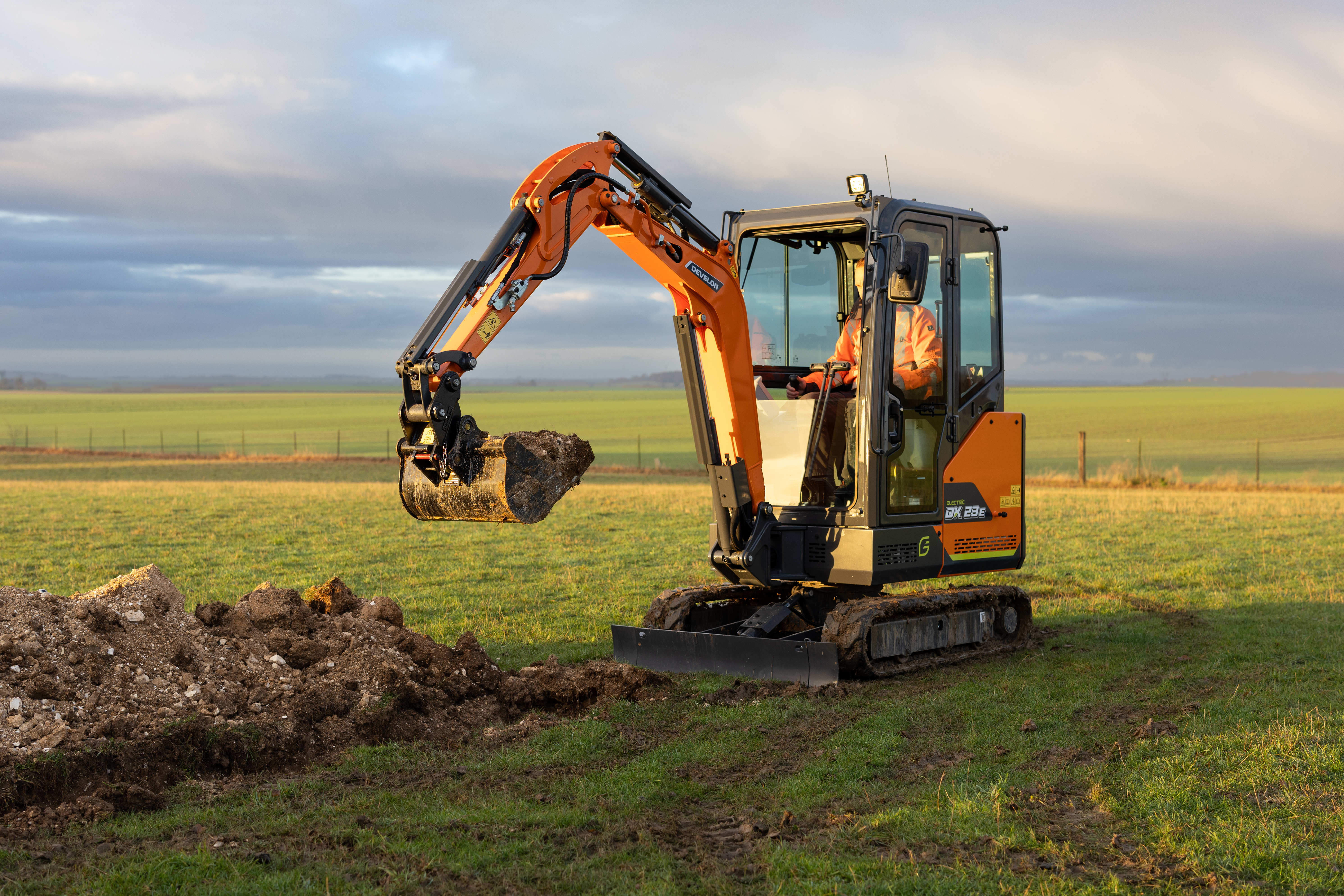 Develon lanceert nieuwe DX23E-7 elektrische minigraafmachine