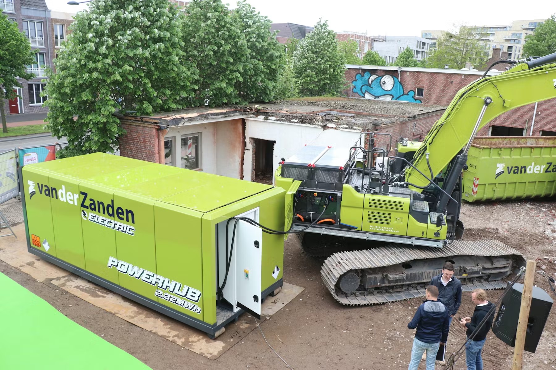 Van der Zanden was drie jaar geleden de eerste die een sloopwerk emissieloos uitvoerde. De Powerhub is volgens Van der Zanden essentieel in het proces.