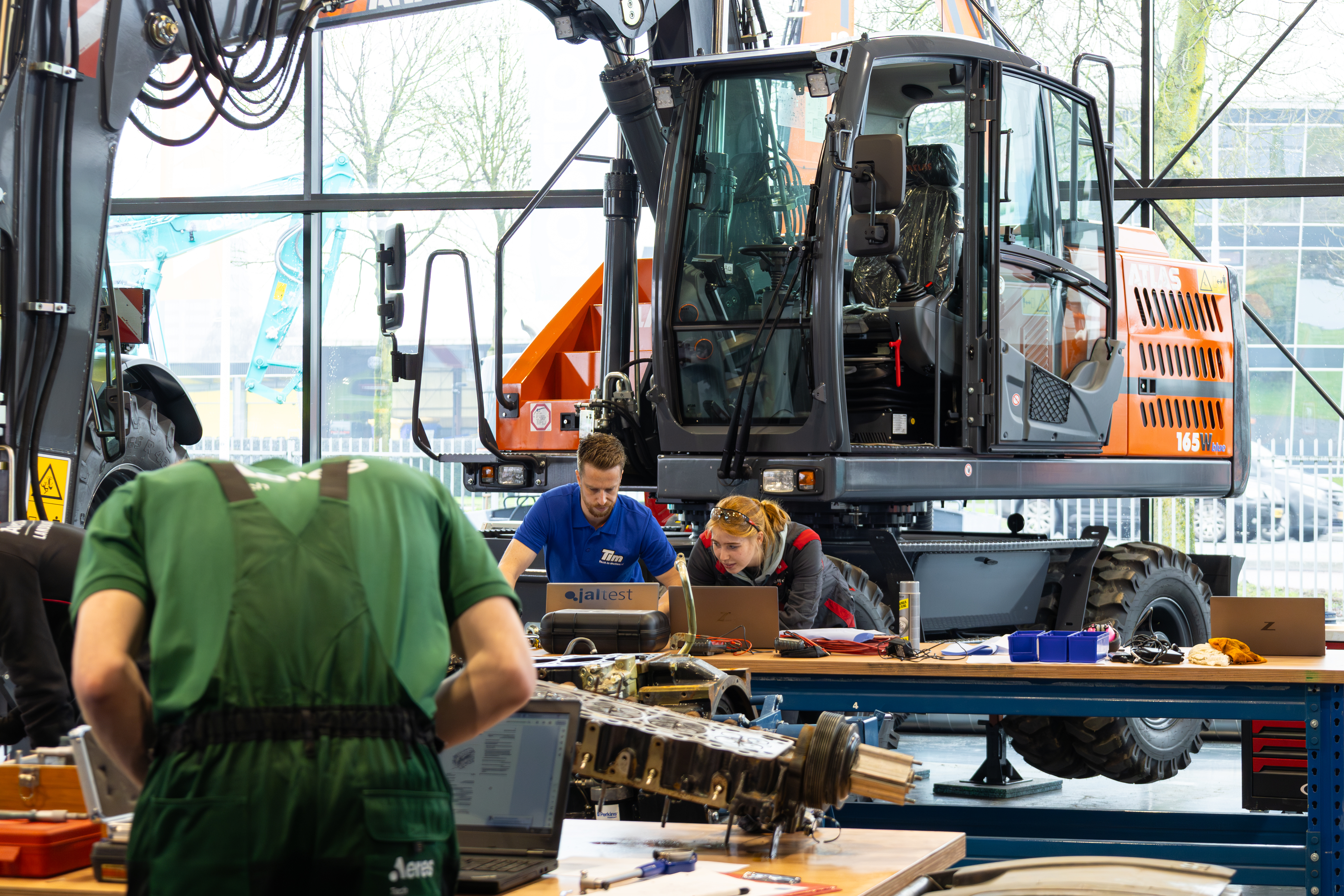 Tijdens het landelijk beroepenevenement Skills Heroes wordt ook een NK Monteur Mobiele Werktuigen gehouden. Hier strijden vmbo-leerlingen en mbo-studenten om de titel. Kemp Groep was dit jaar de gastheer. Foto: Kemp Groep.