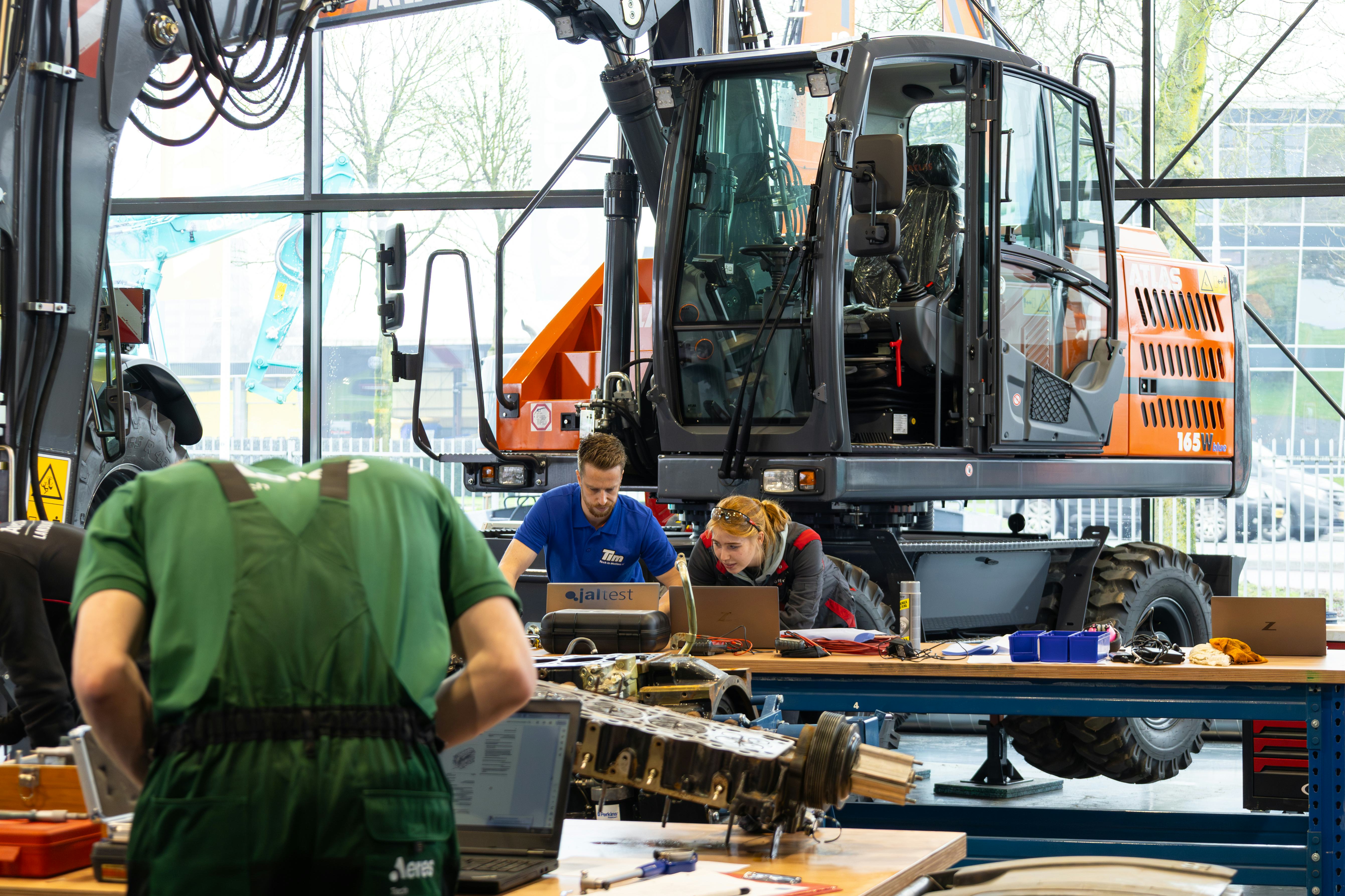 Tijdens het landelijk beroepenevenement Skills Heroes wordt ook een NK Monteur Mobiele Werktuigen gehouden. Hier strijden vmbo-leerlingen en mbo-studenten om de titel. Kemp Groep was dit jaar de gastheer. Foto: Kemp Groep.