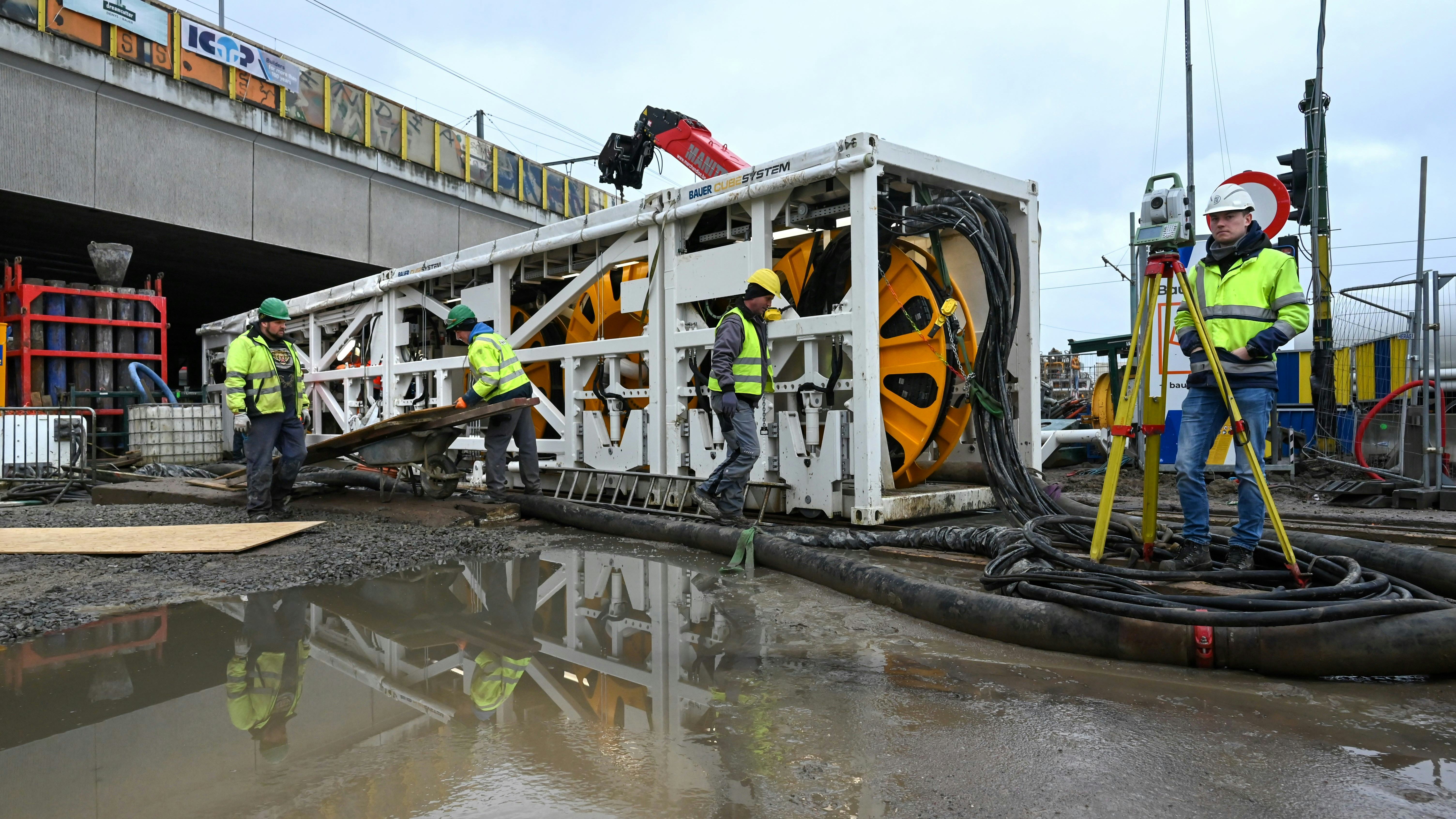 De Cube krijgt drie jaar na voltooiing eindelijk zijn vuurdoop. Per dag kan de machine een 30 meter diepe en 2,40 meter brede sleuf uitgraven. Foto: Ries van Wendel de Joode.