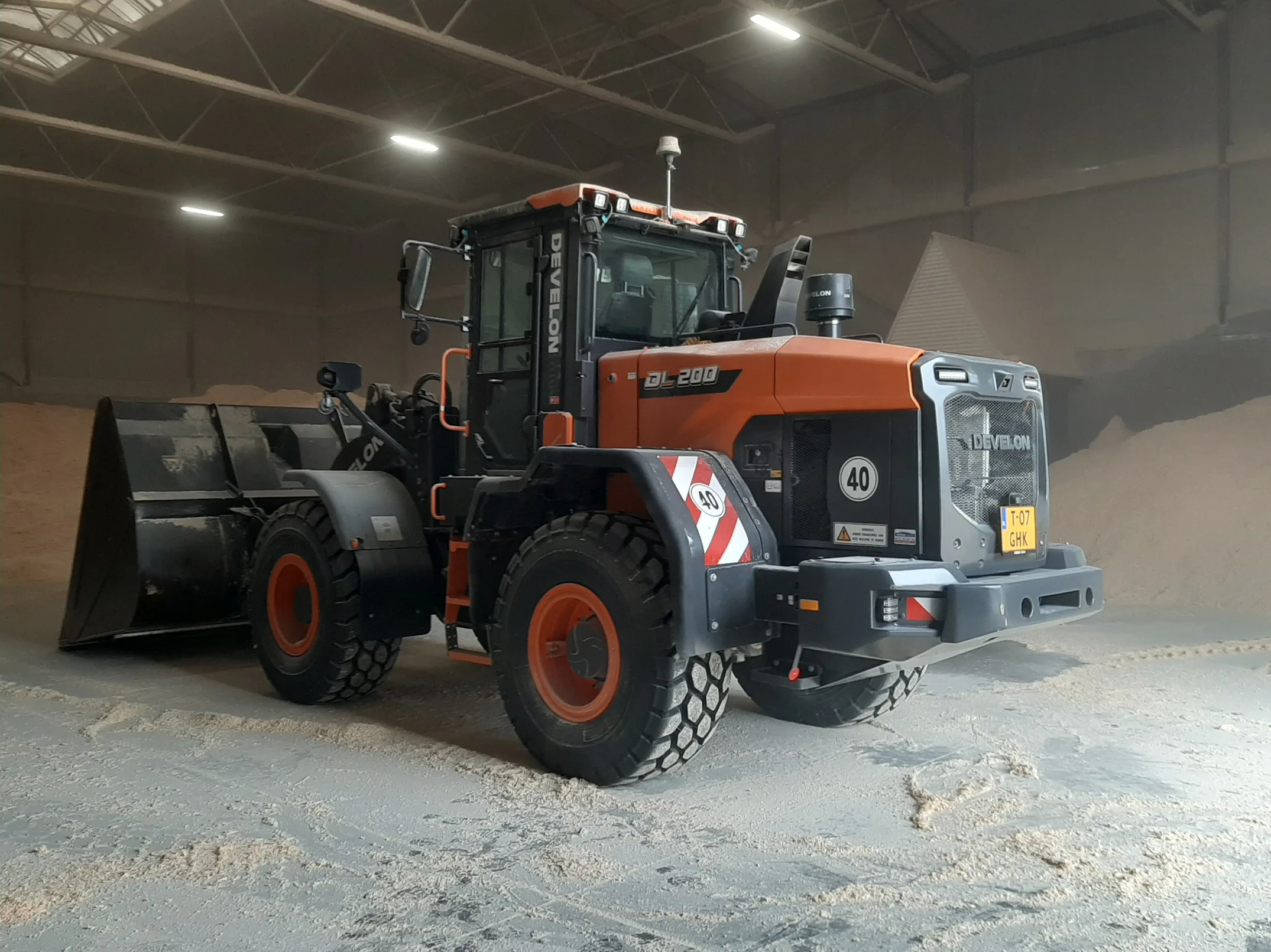 Allspan verwerkt onder meer zaagsel en houtkrullen waarbij stof vrijkomt. Daarom stonden explosieveiligheid, vonkvrij werken en een Stage V-motor bovenaan het verlanglijstje van het bedrijf.