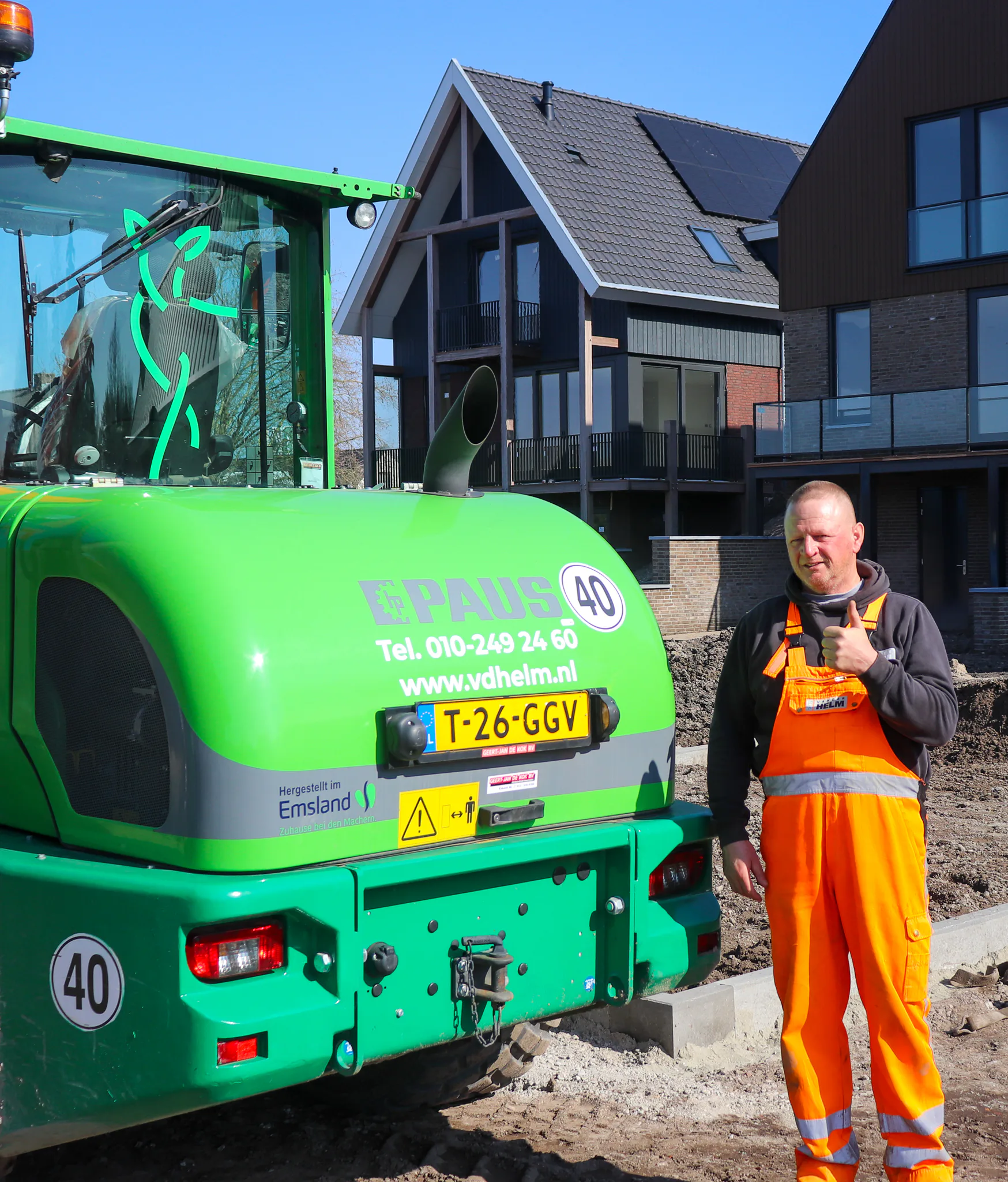Leo van Velzen is maar wat blij met zijn ‘kikker’.