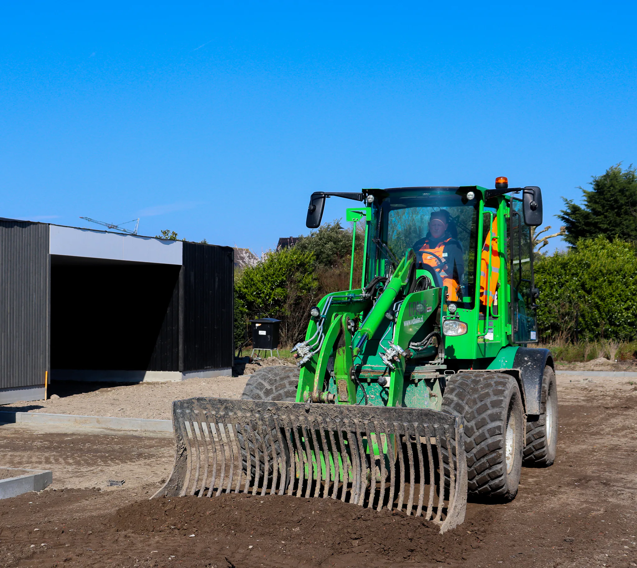 Knikbesturing zorgt voor een grote wendbaarheid, zonder verlies aan stabiliteit.