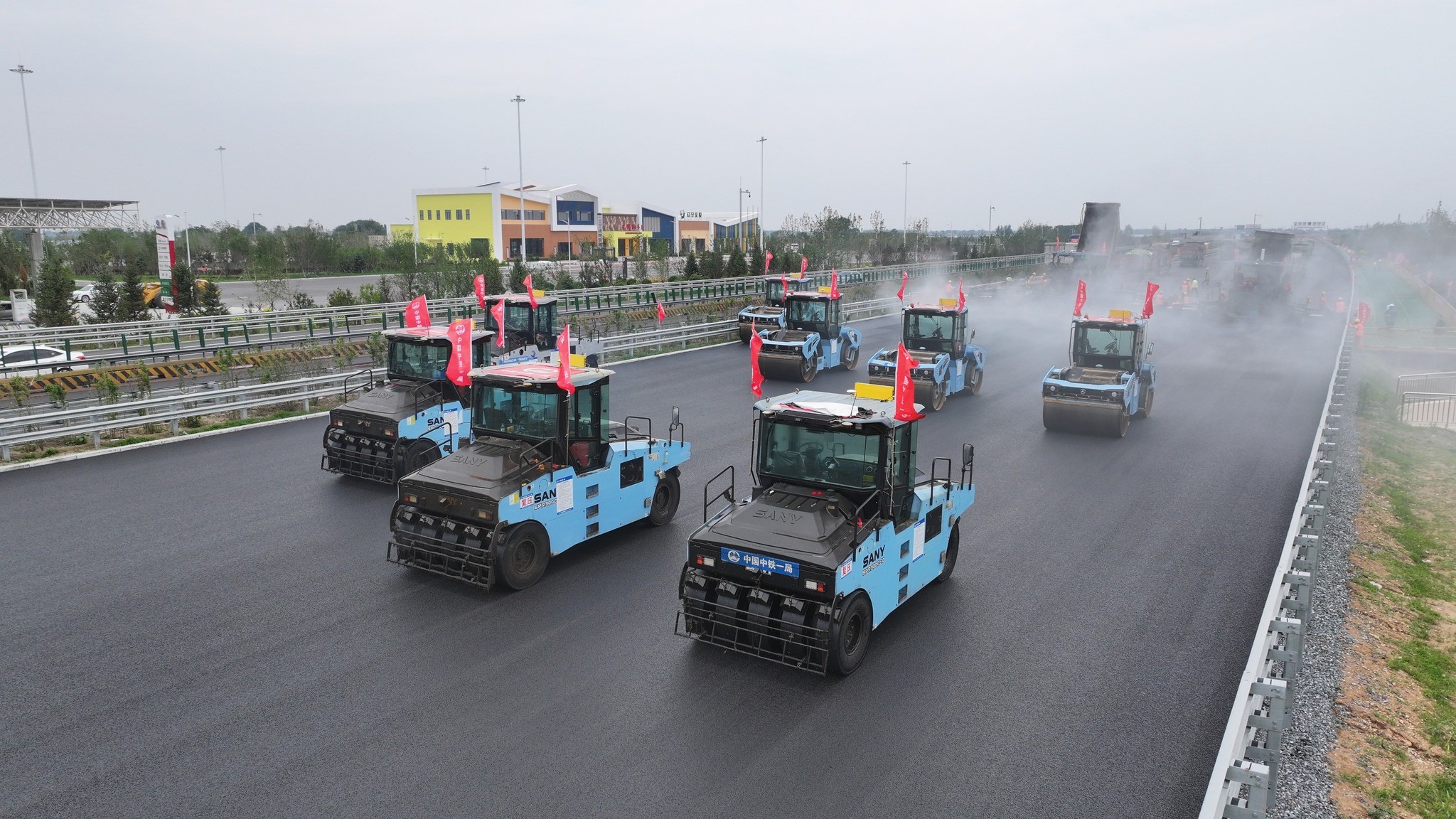 Op de Beijing-Harbin Expressway opereerde een autonome vloot van asfalteermachines en walsen twintig dagen lang onafgebroken en zonder menselijke tussenkomst.
Foto: Sany Group.