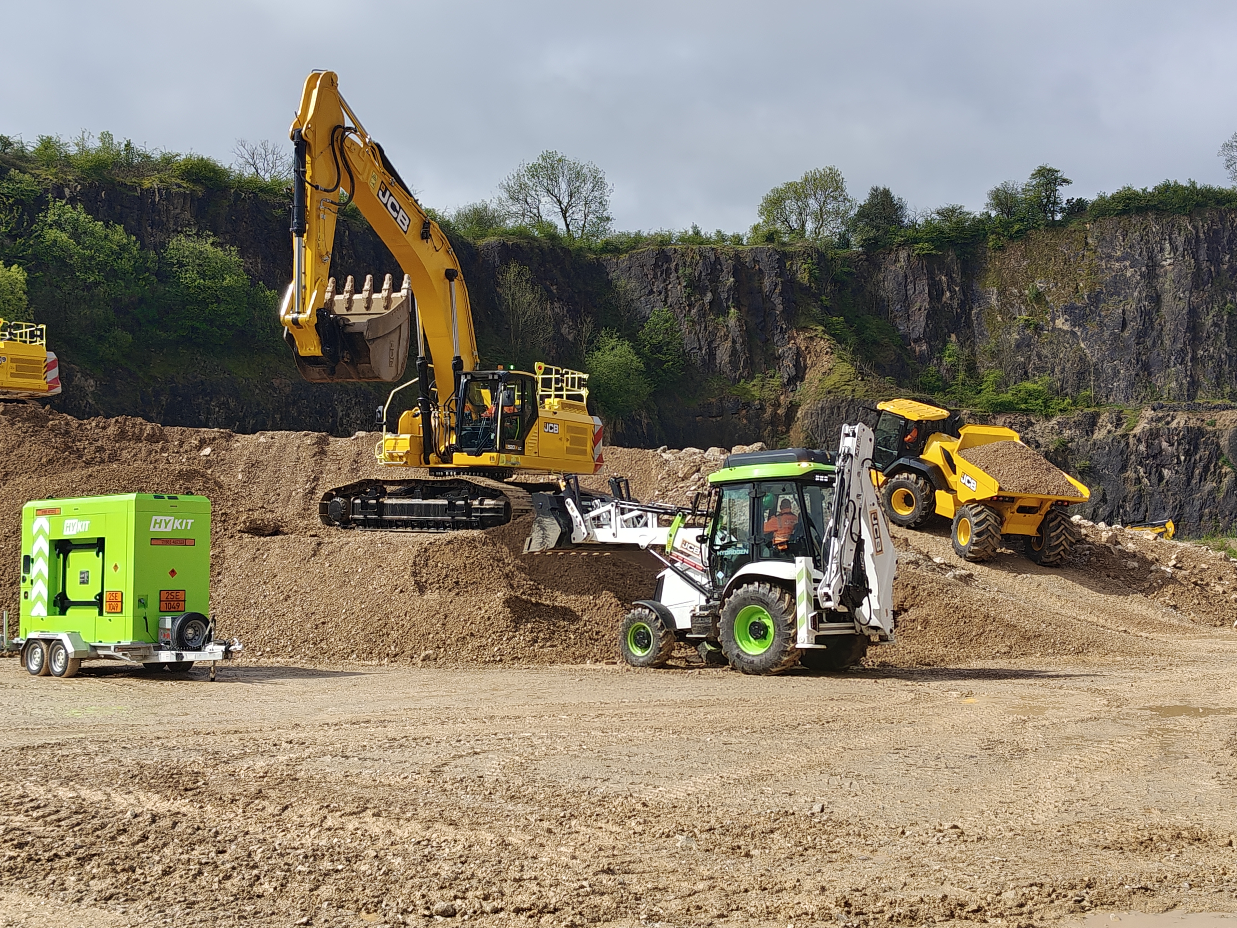 Waterstof én diesel gebroederlijk maast elkaar tijdens de demo in de JCB steengroeve.
Fotografie: Michiel van Zaane.