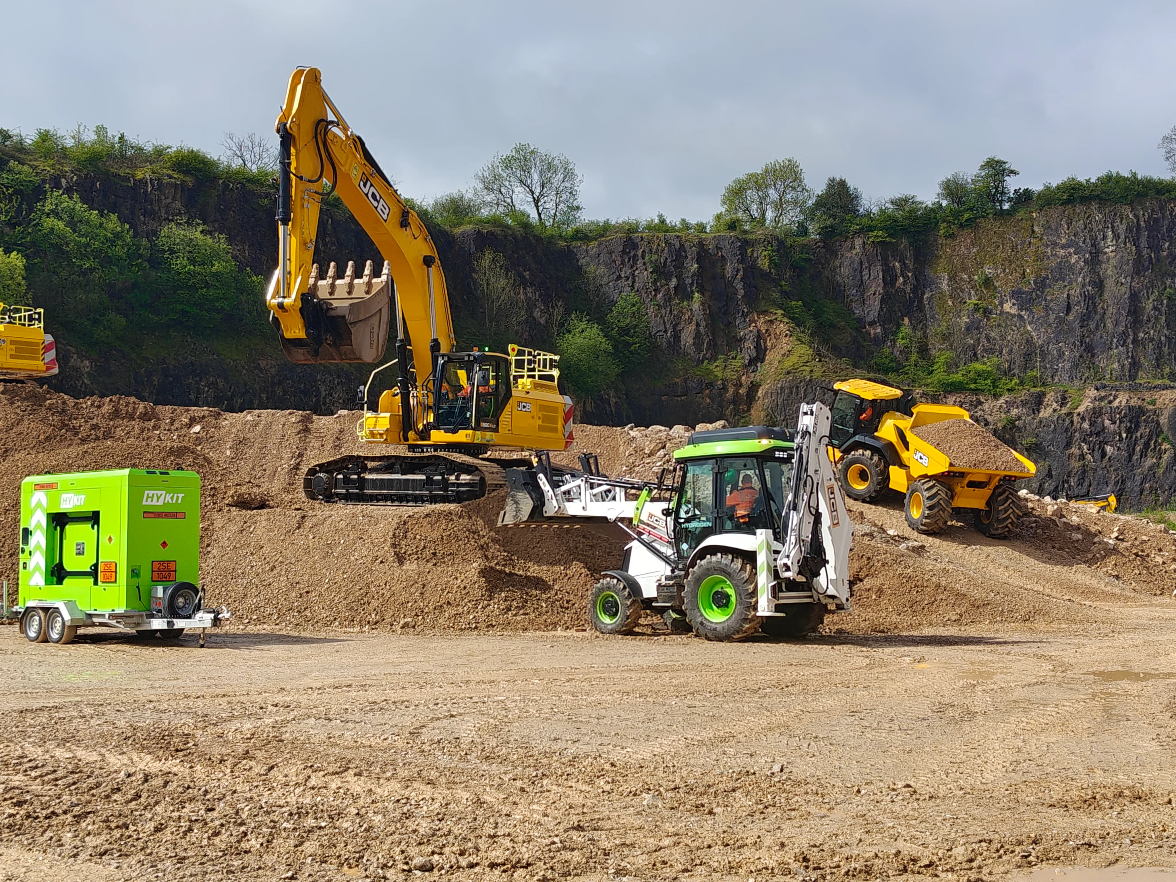 Waterstof én diesel gebroederlijk maast elkaar tijdens de demo in de JCB steengroeve.
Fotografie: Michiel van Zaane.