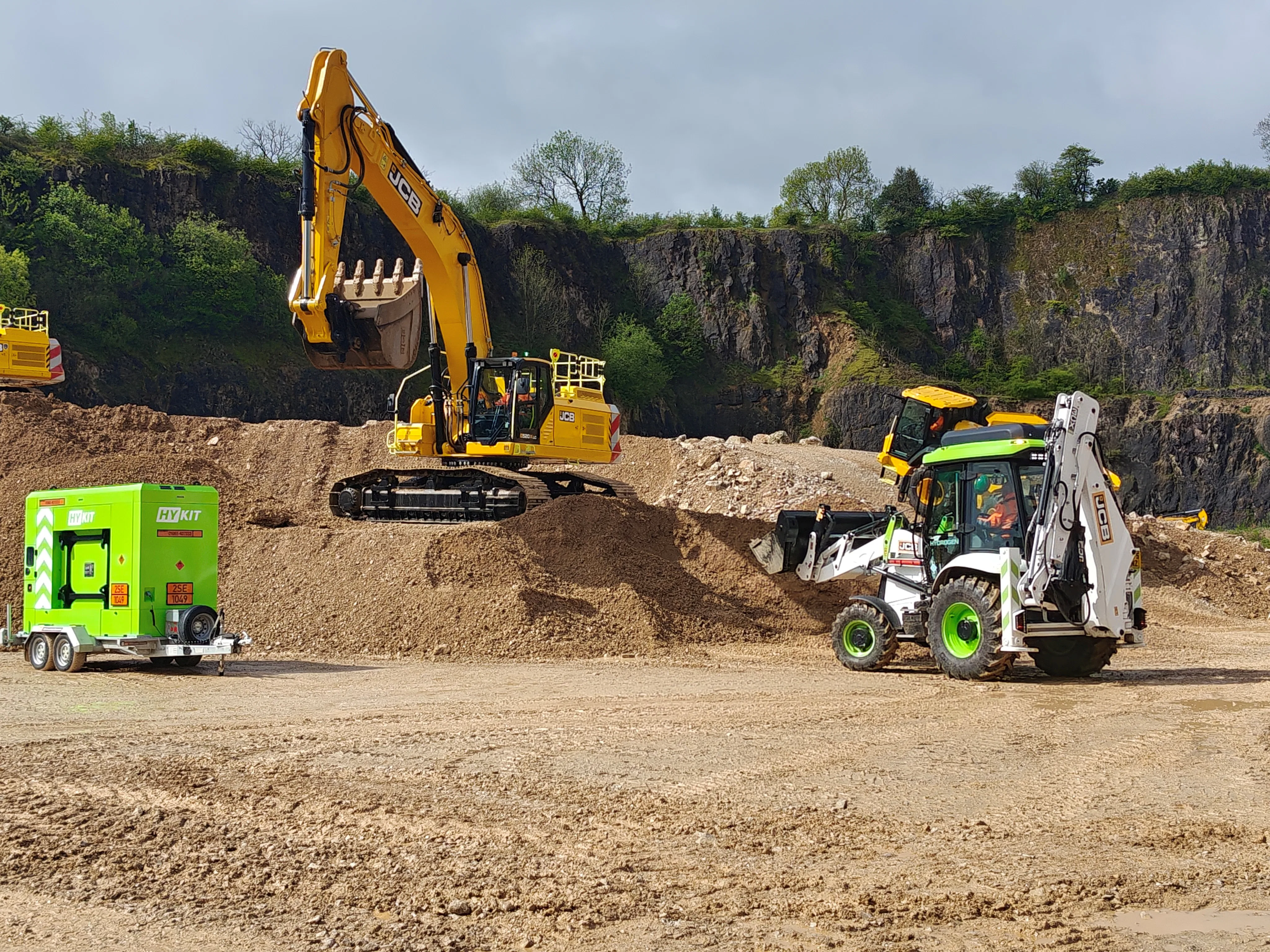 JCB zet in op waterstof, nieuwe graafmachines, dumpers én een snelheidsrecord